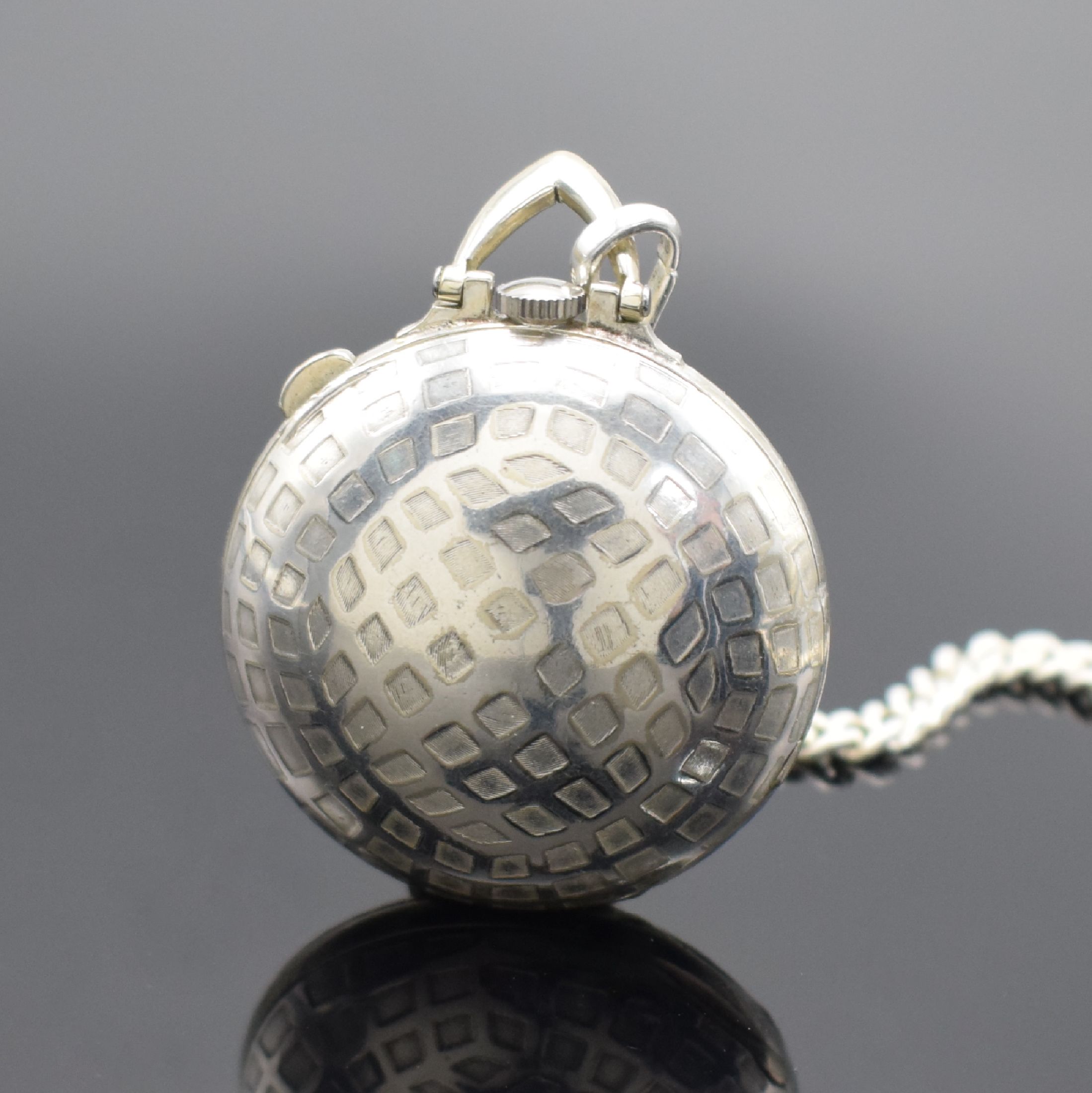 Detail c: TALIS Watch Co. Taschenuhr in Form eines Golfballs an 925er Silberkette, Schweiz/USA um 1940, vers. Geh., Emailzifferbl. m. arab. Std., gebl. Zeiger, ...
