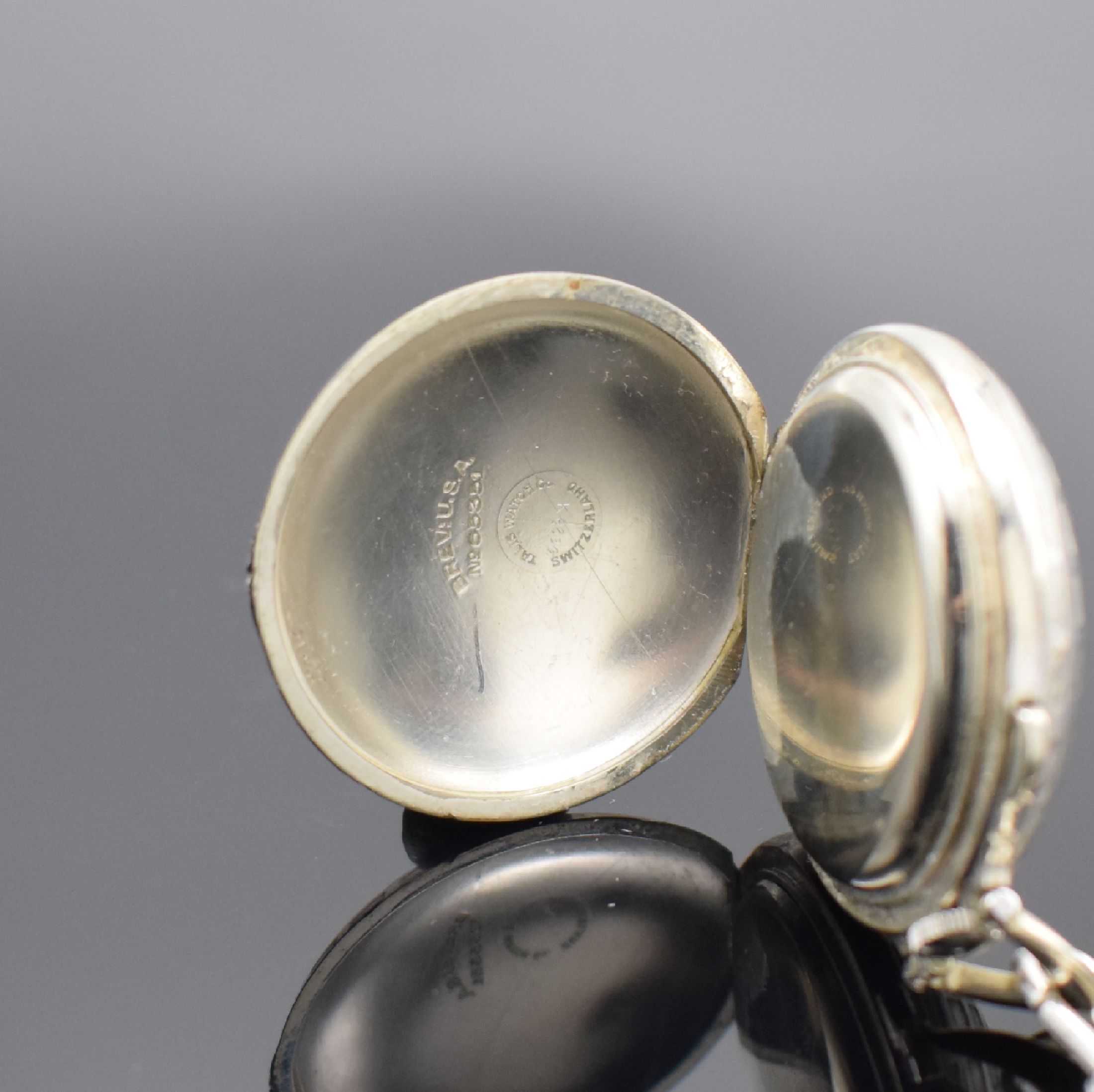 Detail d: TALIS Watch Co. Taschenuhr in Form eines Golfballs an 925er Silberkette, Schweiz/USA um 1940, vers. Geh., Emailzifferbl. m. arab. Std., gebl. Zeiger, ...