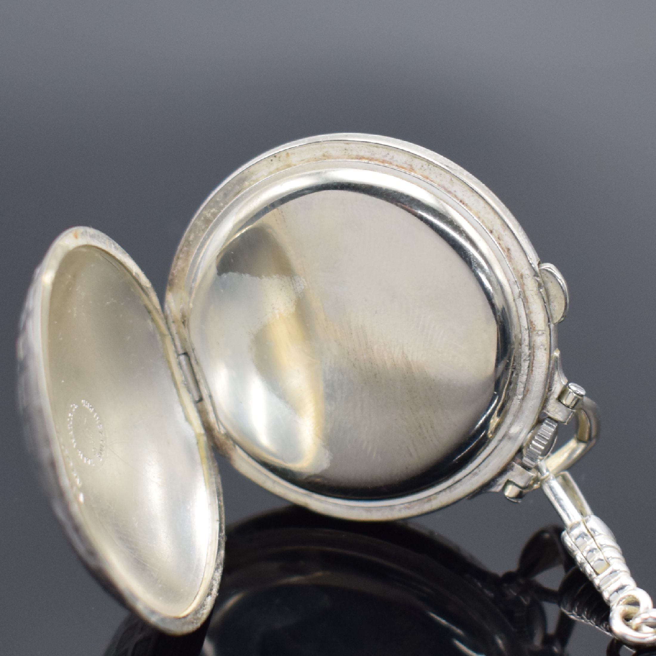 Detail e: TALIS Watch Co. Taschenuhr in Form eines Golfballs an 925er Silberkette, Schweiz/USA um 1940, vers. Geh., Emailzifferbl. m. arab. Std., gebl. Zeiger, ...