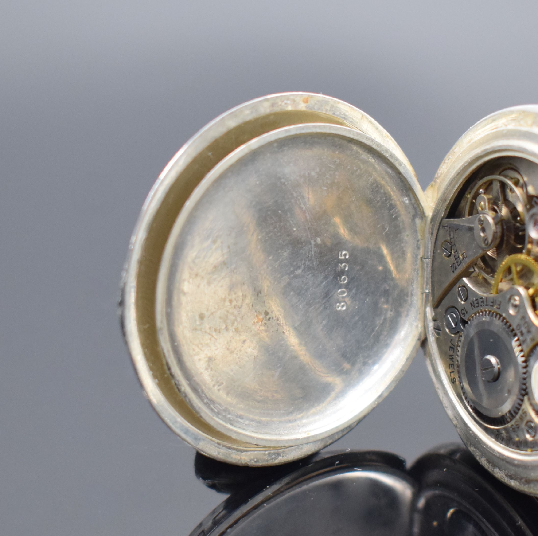 Detail f: TALIS Watch Co. Taschenuhr in Form eines Golfballs an 925er Silberkette, Schweiz/USA um 1940, vers. Geh., Emailzifferbl. m. arab. Std., gebl. Zeiger, ...