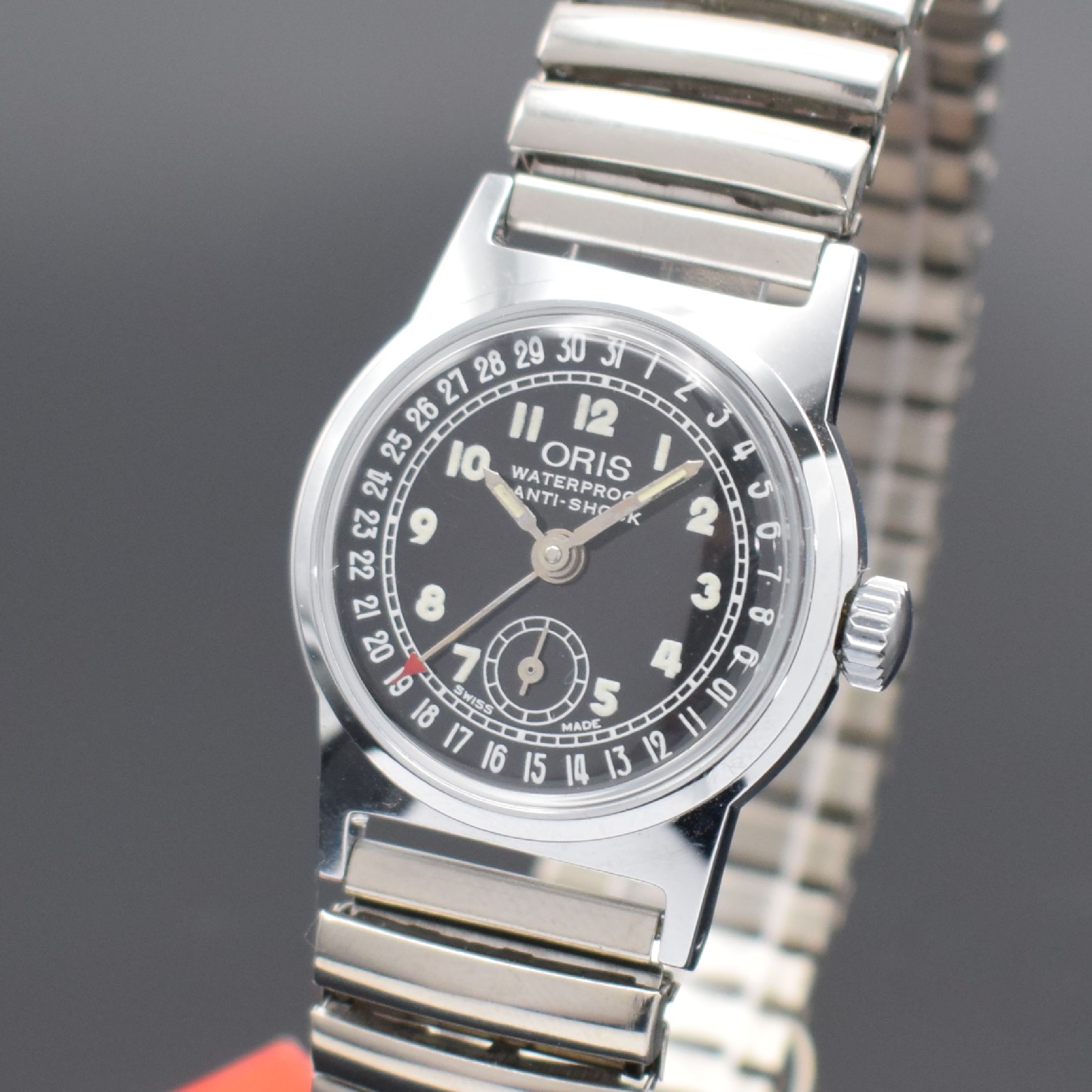 Detail a: ORIS nahezu neuwertige Armbanduhr, Handaufzug, Schweiz um 1996, Edelstahlboden verschr., Metall-Flexband, schwarzes Kontrastzifferbl., Anz. v. Std., ...