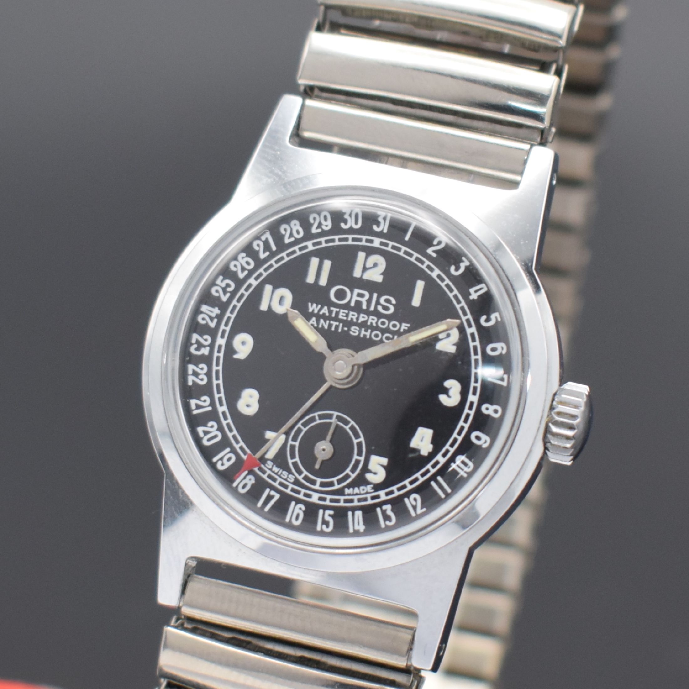 Detail a: ORIS nahezu neuwertige Armbanduhr, Handaufzug, Schweiz um 1996, Edelstahlboden verschr., Metall-Flexband, schwarzes Kontrastzifferbl., Anz. v. Std., ...