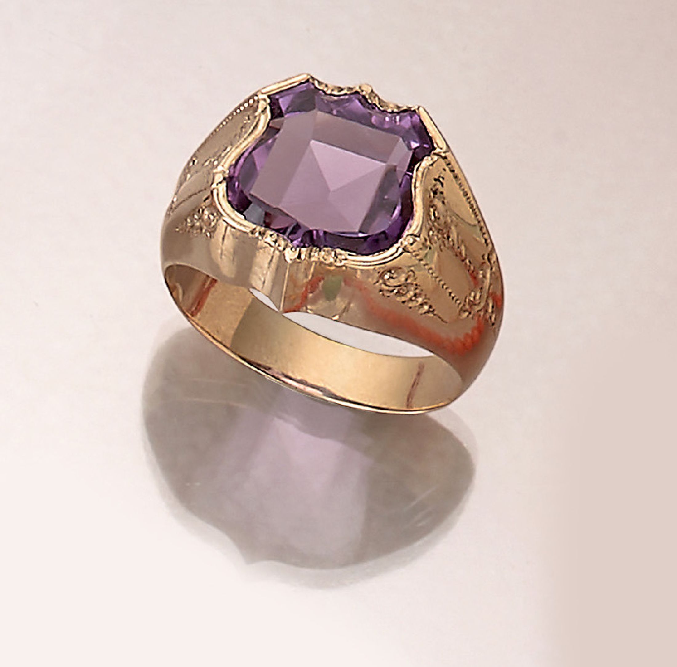14 kt Gold Amethyst-Ring, GG 585/000 gepr.,um 1900-10, wappenförmiger Ringkopf mit ungeschnittenem Amethyst, florale Gravuren, RW70, ca. 8.0 g