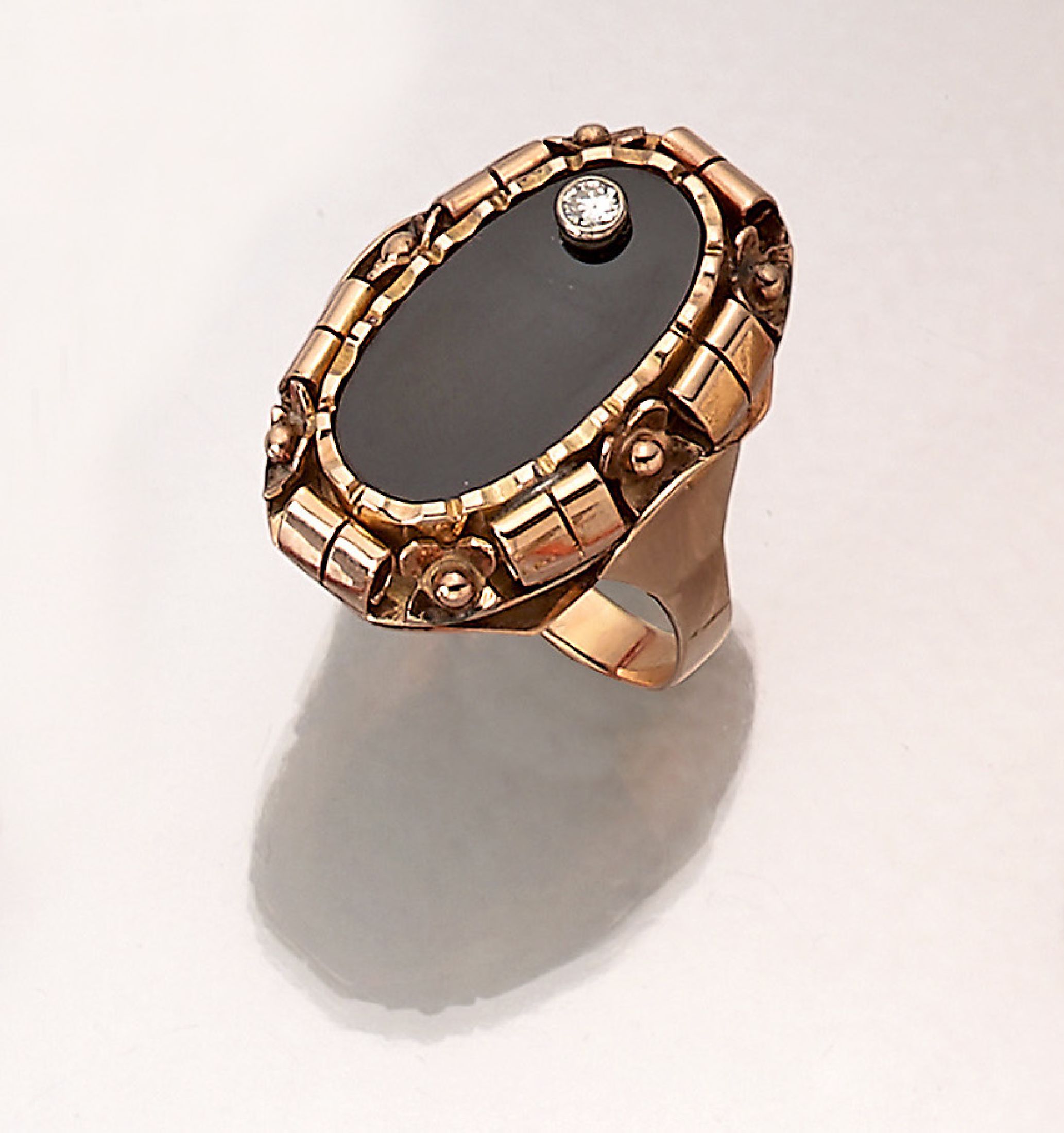 14 kt Gold Onyx-Brillant-Ring, RoseG 585/000, 1930/40er Jahre, länglich ovaler Ringkopf mit Onyxplatte, aufgelegter Brillant ca. 0.08 ct Weiß/si, ...