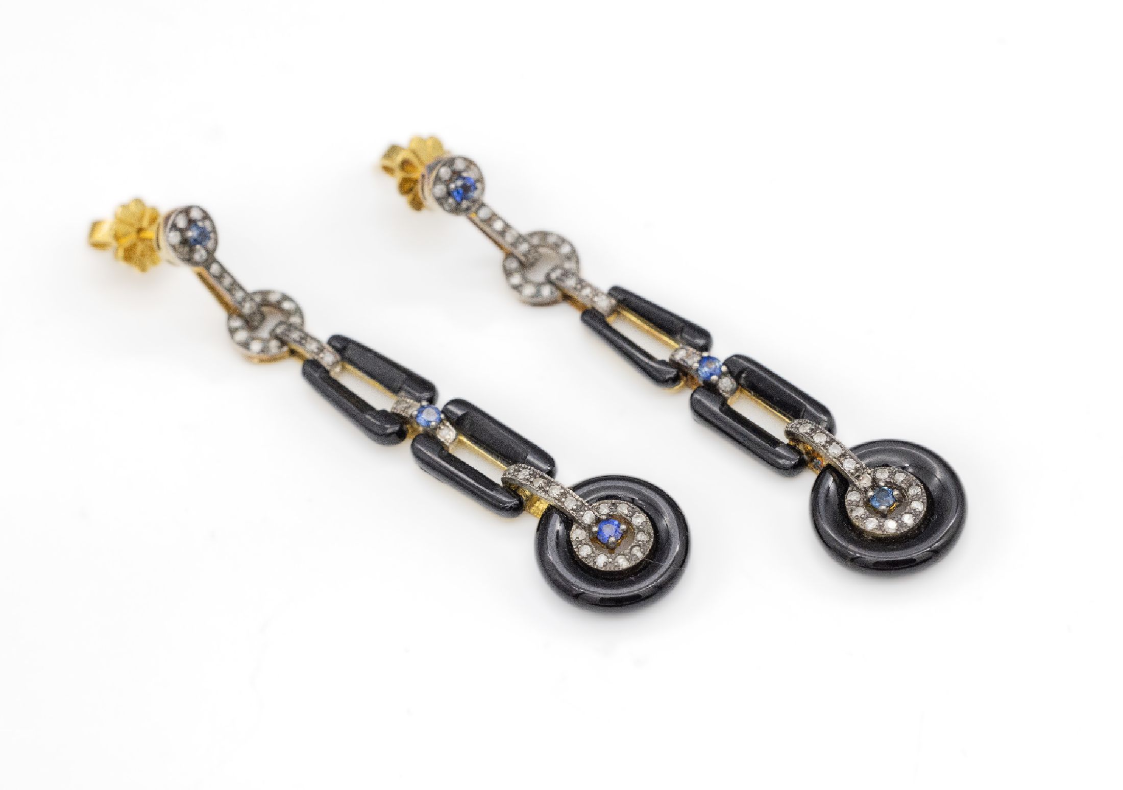 Paar Onyx-Diamant-Ohrstecker, Silber verg.,länglich in sich bewegl., nach Vorbild von 1920-30m quadratische und runde Glieder, bes. mit kl. ...