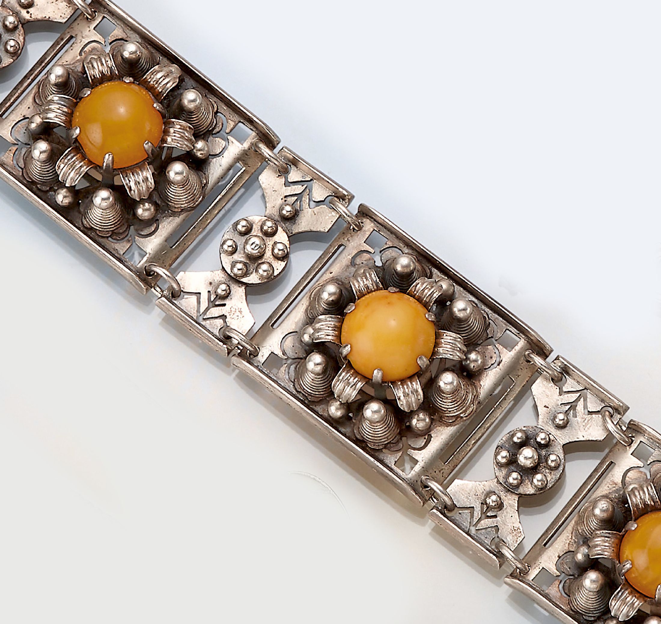 Bernstein-Armband, 830er Silber, wohl deutsch, 1930er Jahre, geometrisches Design, 4Bernsteincabochons, B. ca. 2.9 cm, L. ca. 19.5cm, Kastenschloß, ...