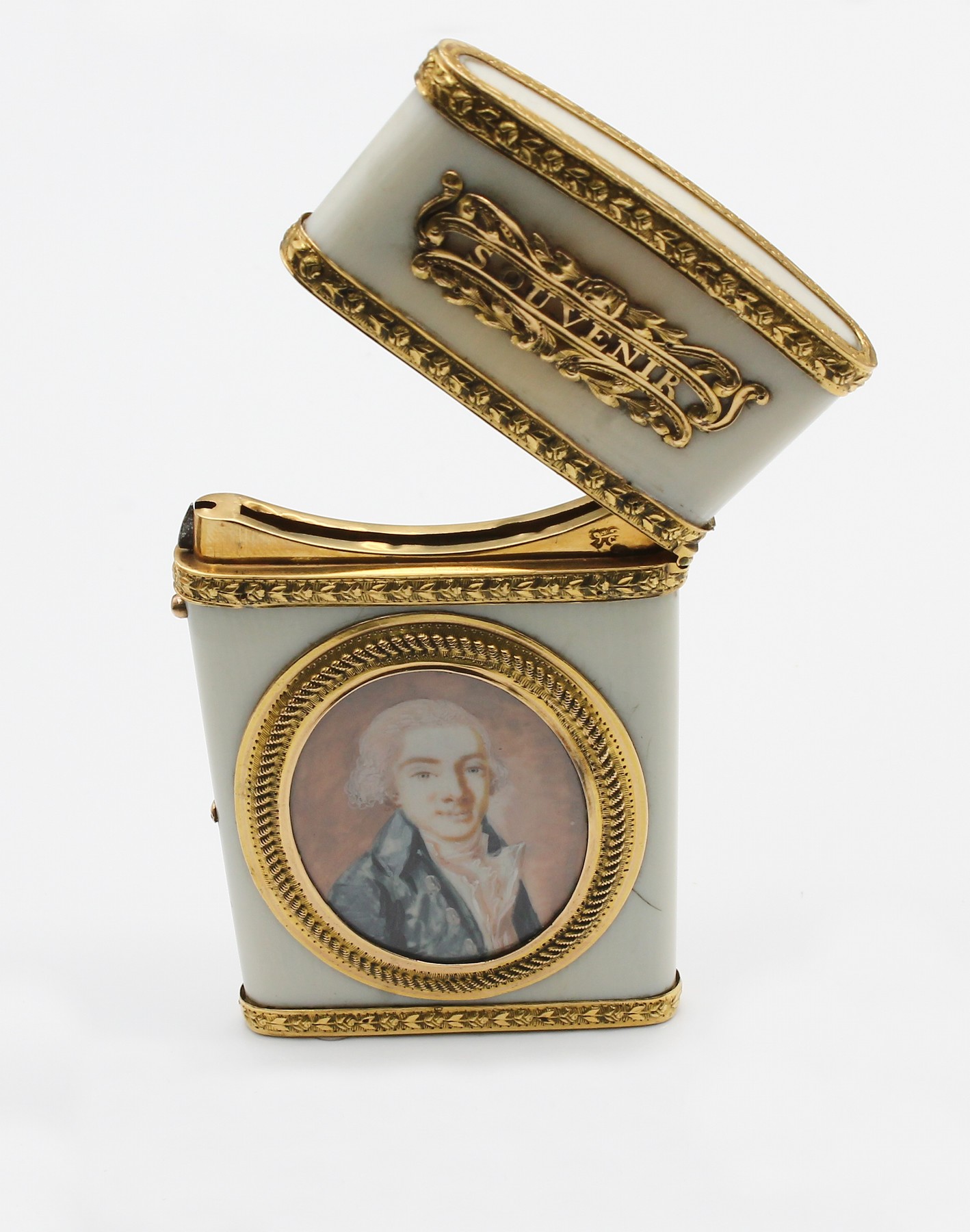 Detail a: Carnet de Bal, Frankreich 1780-90, MonturenGG 750/000 gepr., Korpus Bein, klassizistischeGestaltung, florale Zierbänder, fein punziert,Fehlstelle, ...