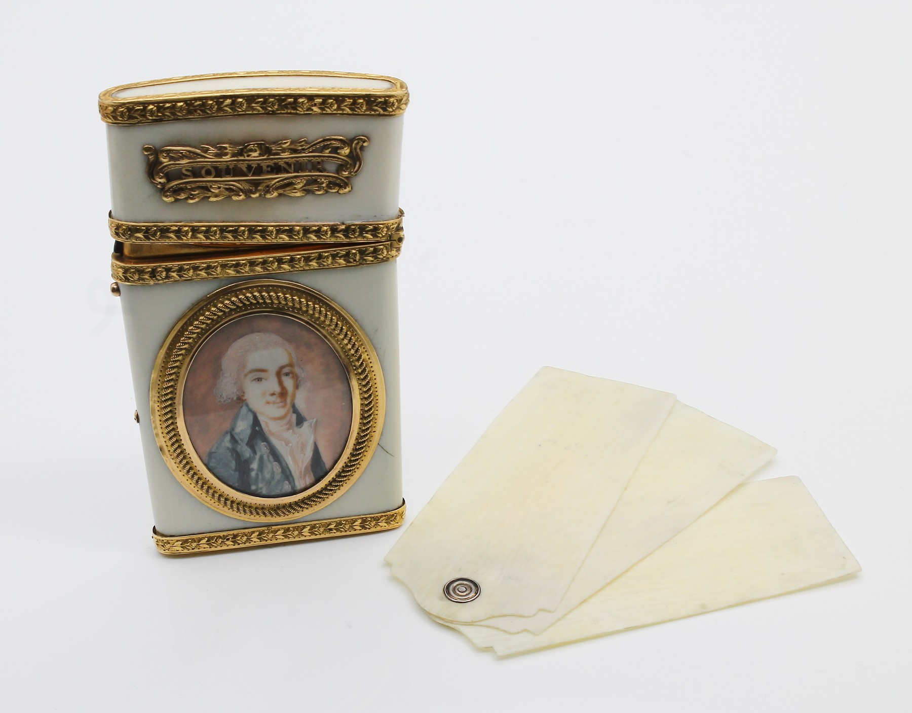 Detail c: Carnet de Bal, Frankreich 1780-90, MonturenGG 750/000 gepr., Korpus Bein, klassizistischeGestaltung, florale Zierbänder, fein punziert,Fehlstelle, ...