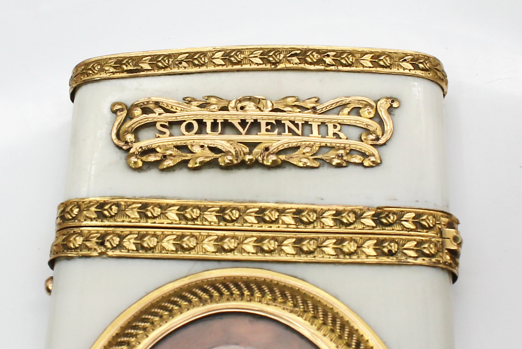 Detail e: Carnet de Bal, Frankreich 1780-90, MonturenGG 750/000 gepr., Korpus Bein, klassizistischeGestaltung, florale Zierbänder, fein punziert,Fehlstelle, ...