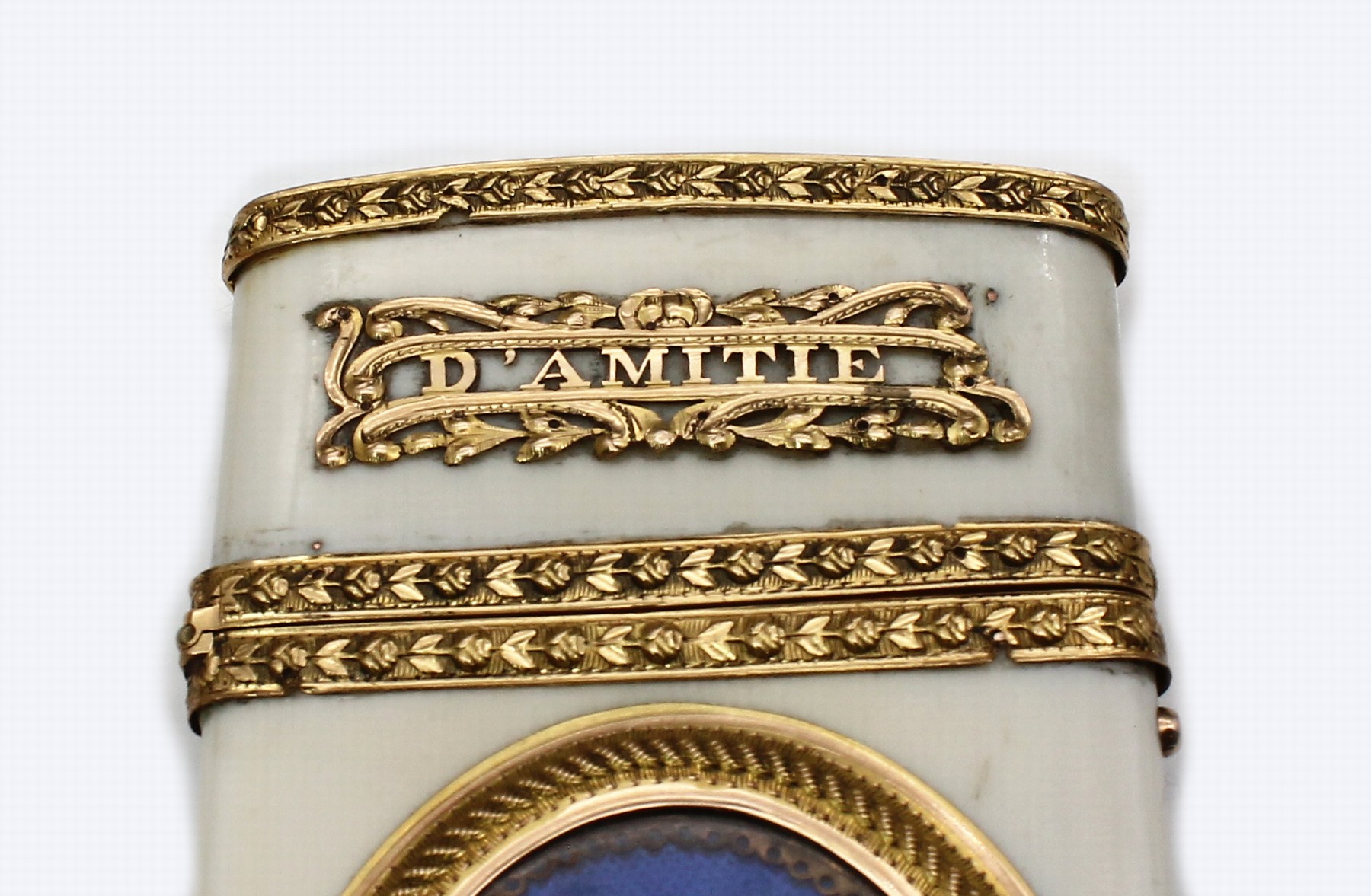 Detail f: Carnet de Bal, Frankreich 1780-90, MonturenGG 750/000 gepr., Korpus Bein, klassizistischeGestaltung, florale Zierbänder, fein punziert,Fehlstelle, ...