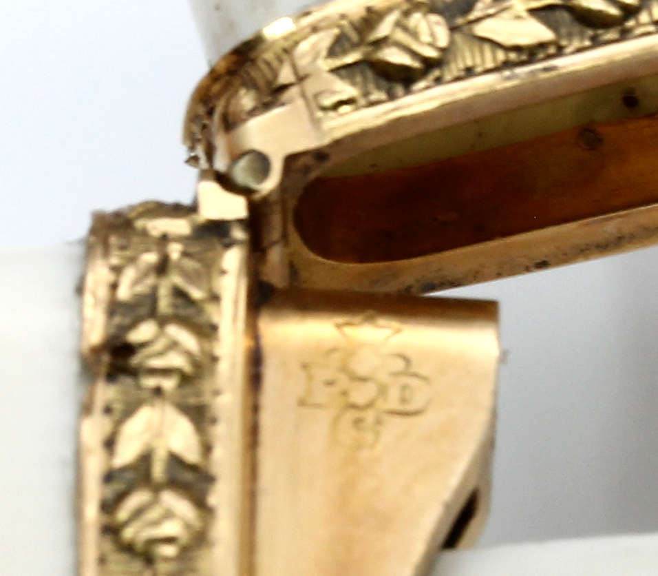 Detail g: Carnet de Bal, Frankreich 1780-90, MonturenGG 750/000 gepr., Korpus Bein, klassizistischeGestaltung, florale Zierbänder, fein punziert,Fehlstelle, ...