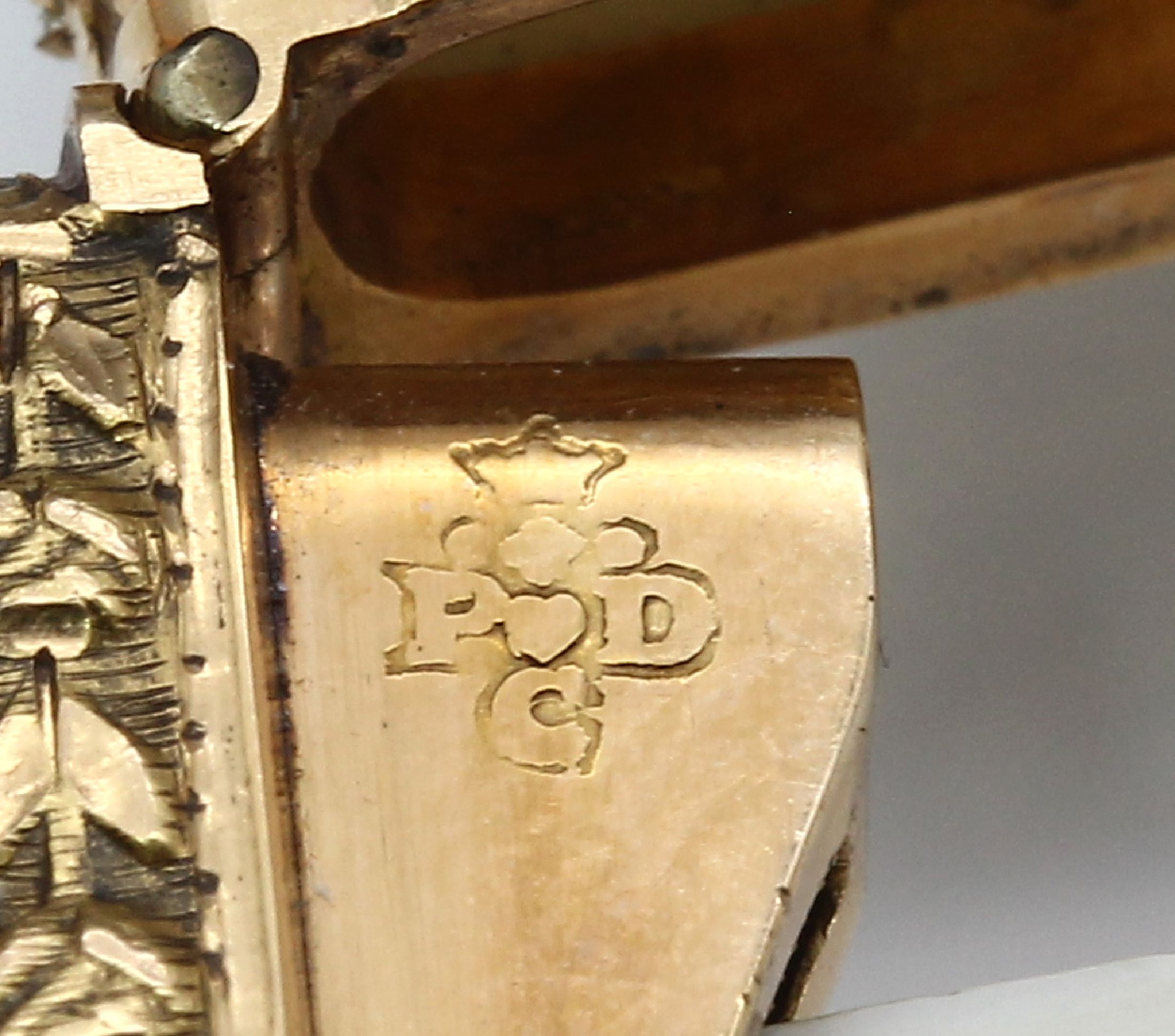 Detail h: Carnet de Bal, Frankreich 1780-90, MonturenGG 750/000 gepr., Korpus Bein, klassizistischeGestaltung, florale Zierbänder, fein punziert,Fehlstelle, ...