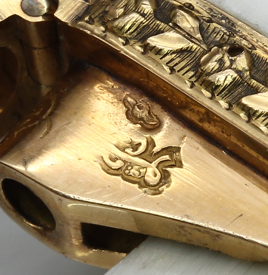 Detail i: Carnet de Bal, Frankreich 1780-90, MonturenGG 750/000 gepr., Korpus Bein, klassizistischeGestaltung, florale Zierbänder, fein punziert,Fehlstelle, ...
