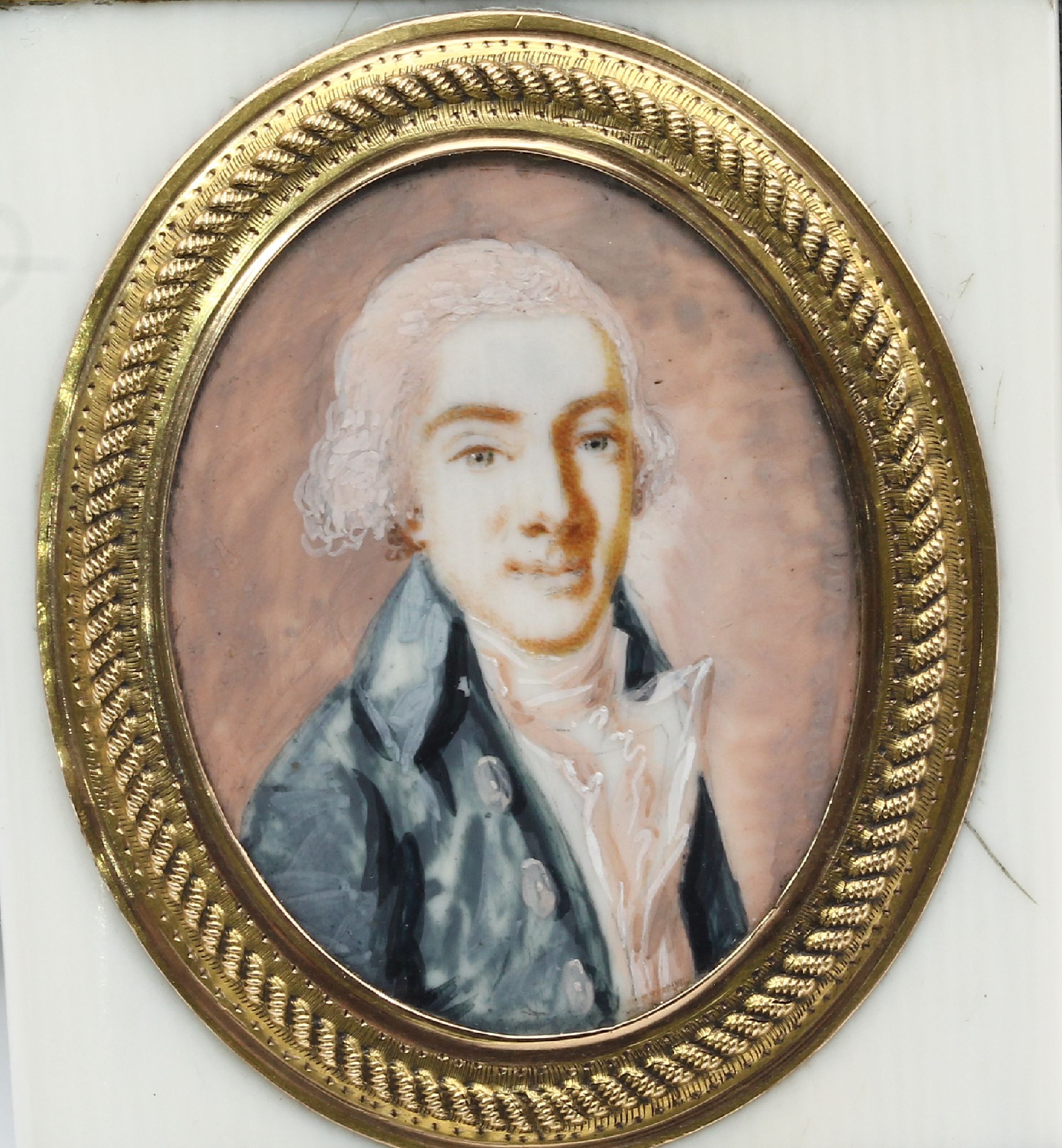 Detail j: Carnet de Bal, Frankreich 1780-90, MonturenGG 750/000 gepr., Korpus Bein, klassizistischeGestaltung, florale Zierbänder, fein punziert,Fehlstelle, ...