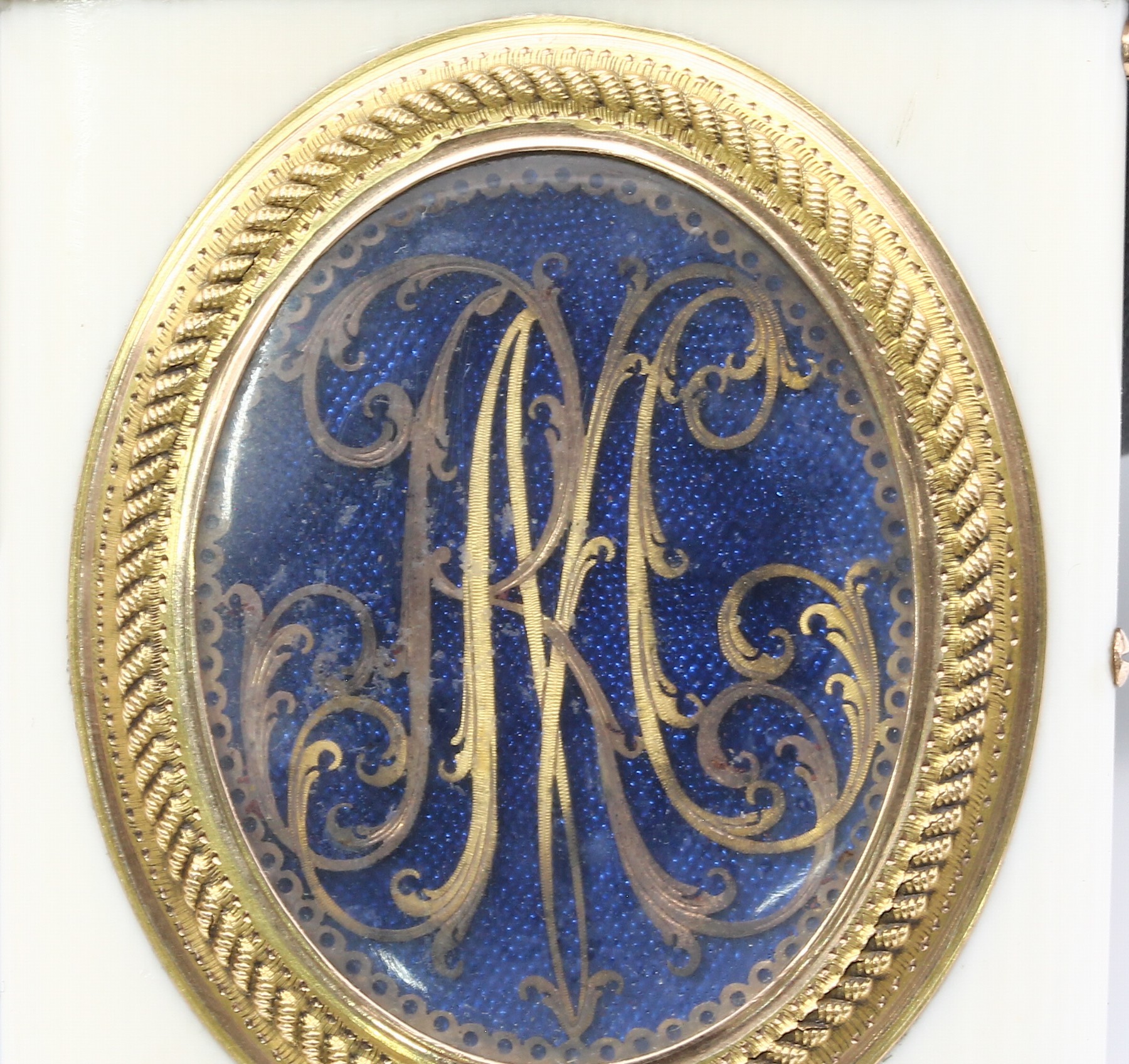 Detail k: Carnet de Bal, Frankreich 1780-90, MonturenGG 750/000 gepr., Korpus Bein, klassizistischeGestaltung, florale Zierbänder, fein punziert,Fehlstelle, ...