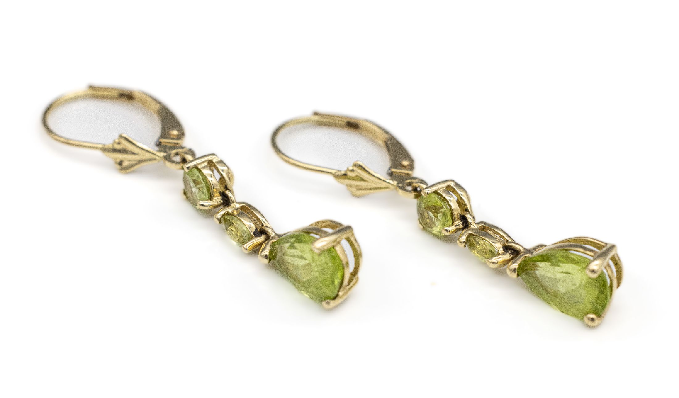 Paar 14 kt Gold Peridot-Ohrgehänge, GG 585/000, bewegl. gearbeitet, kl. Peridot in versch. Schliffformen, ca. 2.7 g
