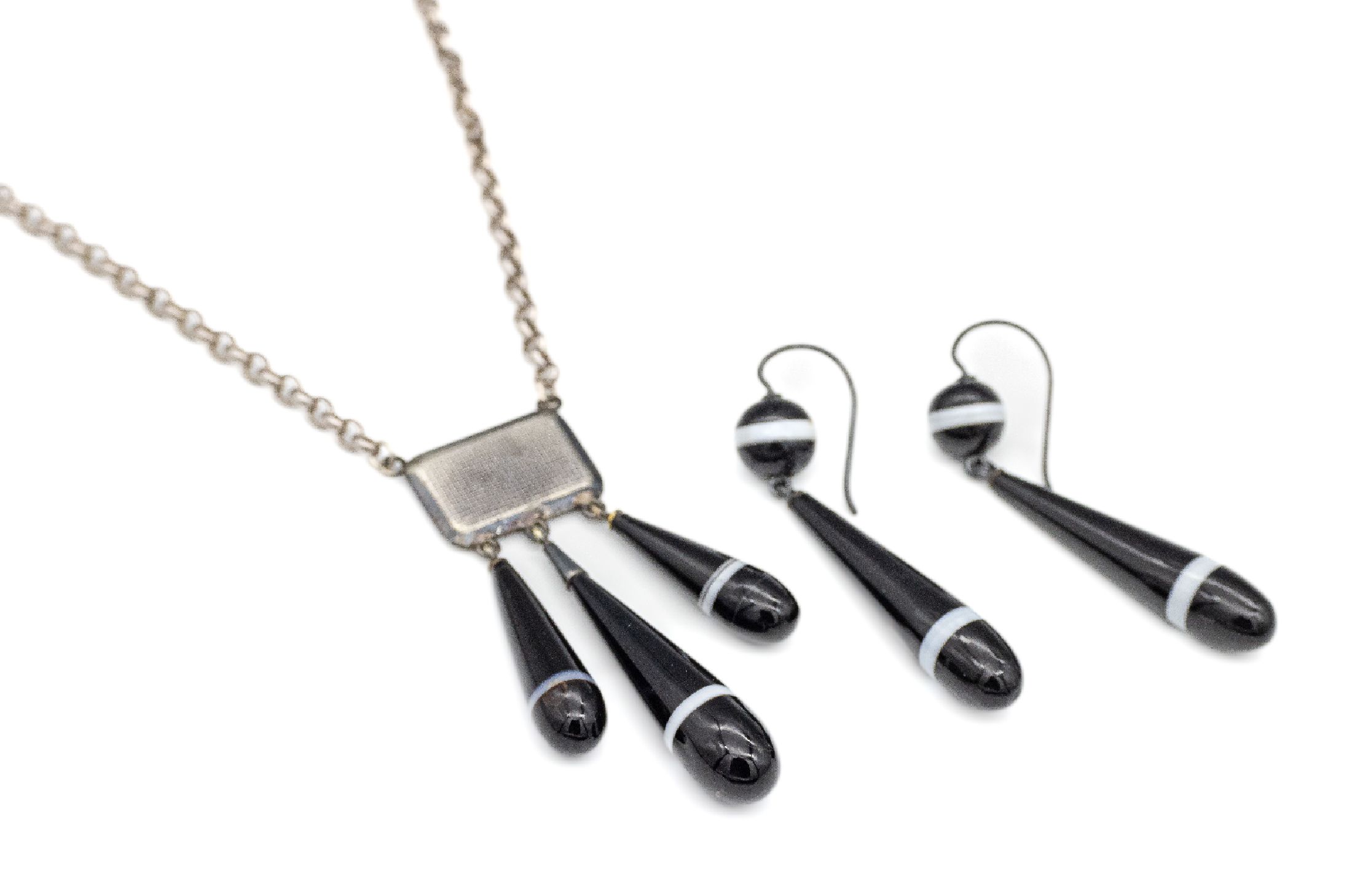 Achat-Schmuckset, Idar-Oberstein um 1880, best. aus: 1 Paar Ohrhänger und 1 Collier, 925er Silber, bewegl. abgehängter Streifenachat, Collier L. ...
