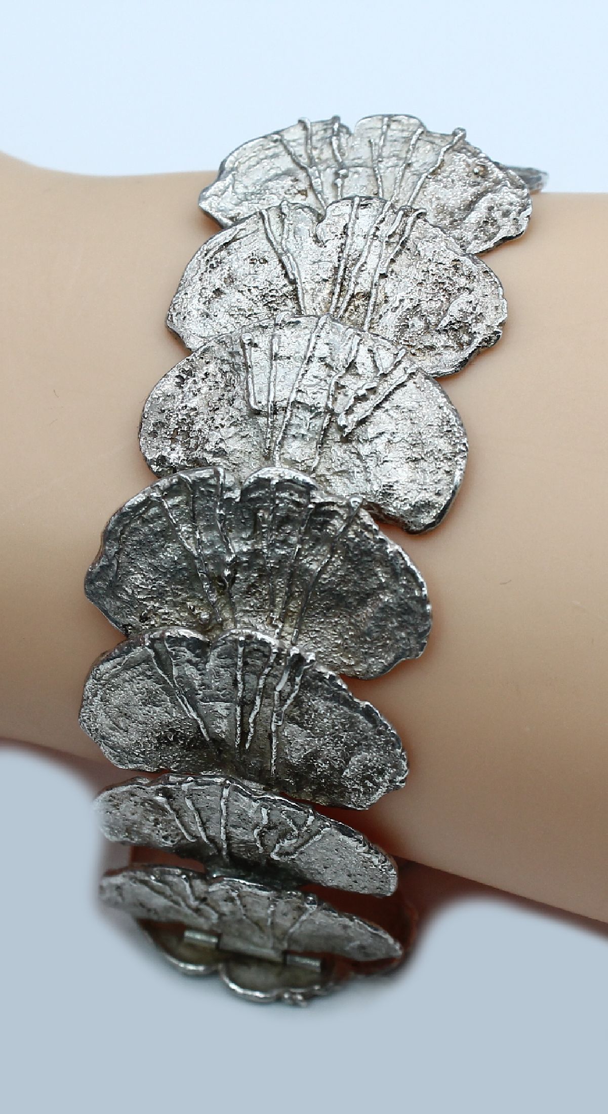 Design-Armband, 835er Silber, Glieder in abstrakter Muschelform, B. ca. 2.8 cm, L. ca. 19 cm, Kastenschloß mit Sicherheitskettchen, ca. 45.6 g