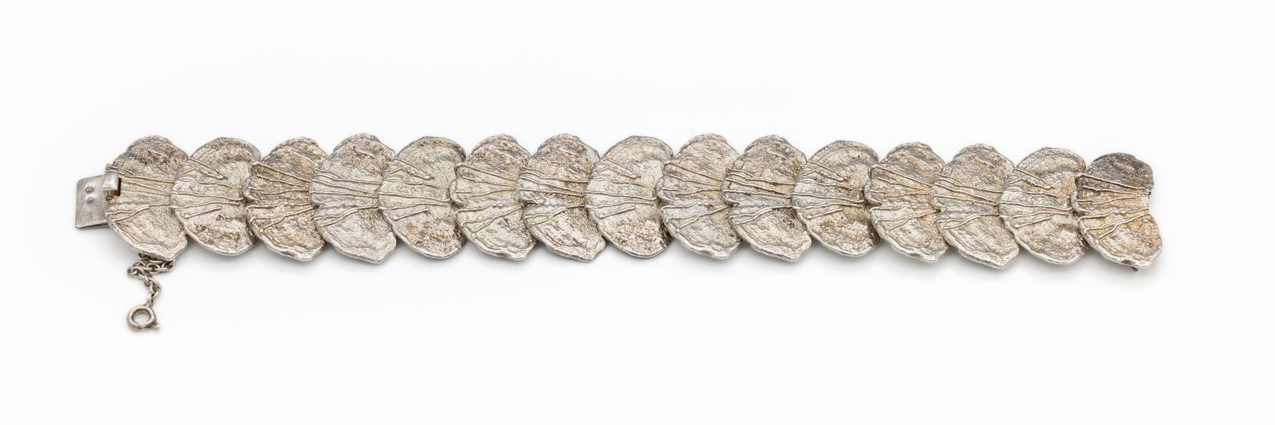 Detail a: Design-Armband, 835er Silber, Glieder in abstrakter Muschelform, B. ca. 2.8 cm, L. ca. 19 cm, Kastenschloß mit Sicherheitskettchen, ca. 45.6 g