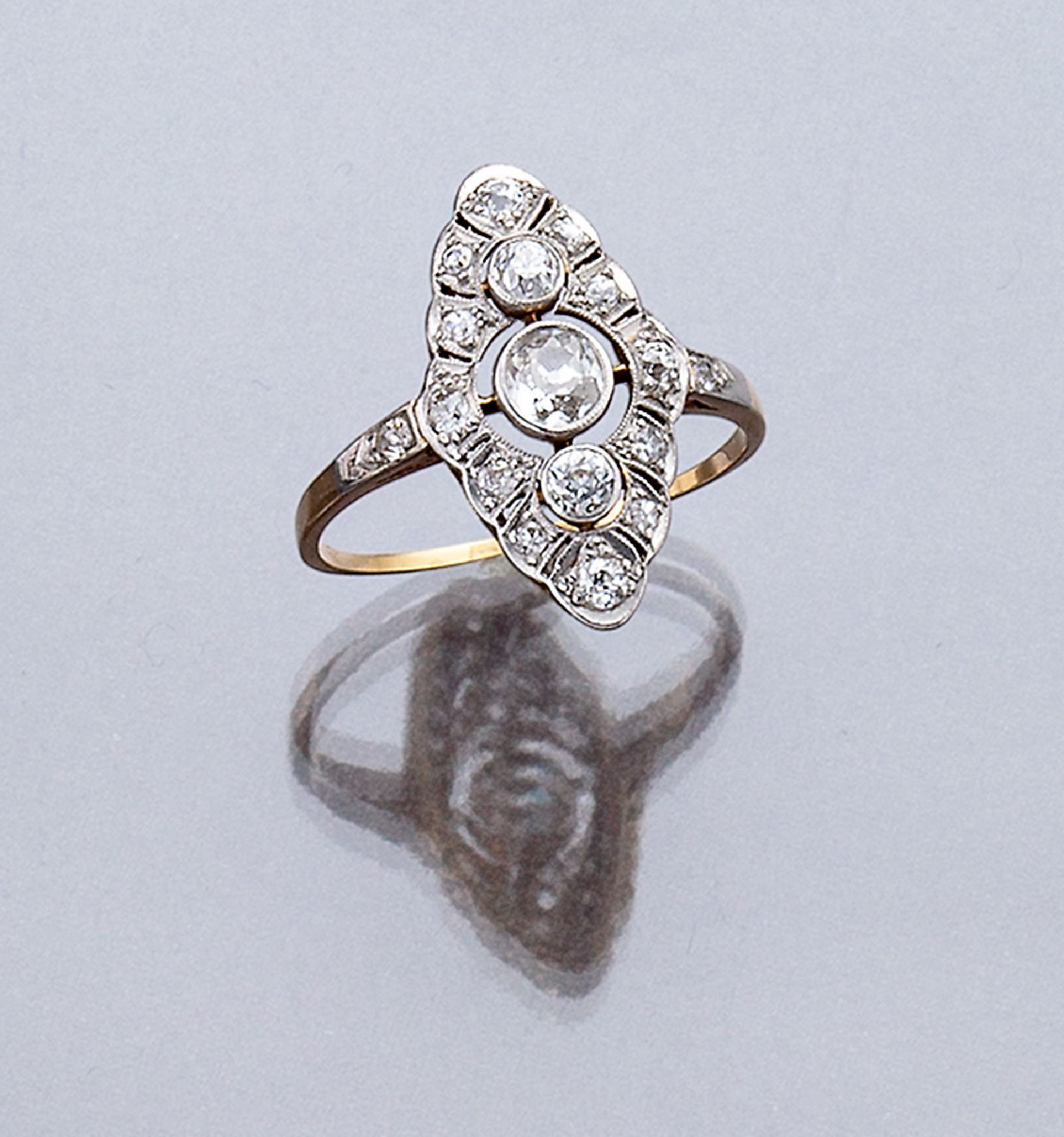 14 kt Gold Art Deco Diamant-Ring, GG 585/000 gepr., um 1920, Schiffchenring, Ringkopf platiniert, mittig Altschliffdiamant ca. 0.40 ct Weiß/p, 16 ...