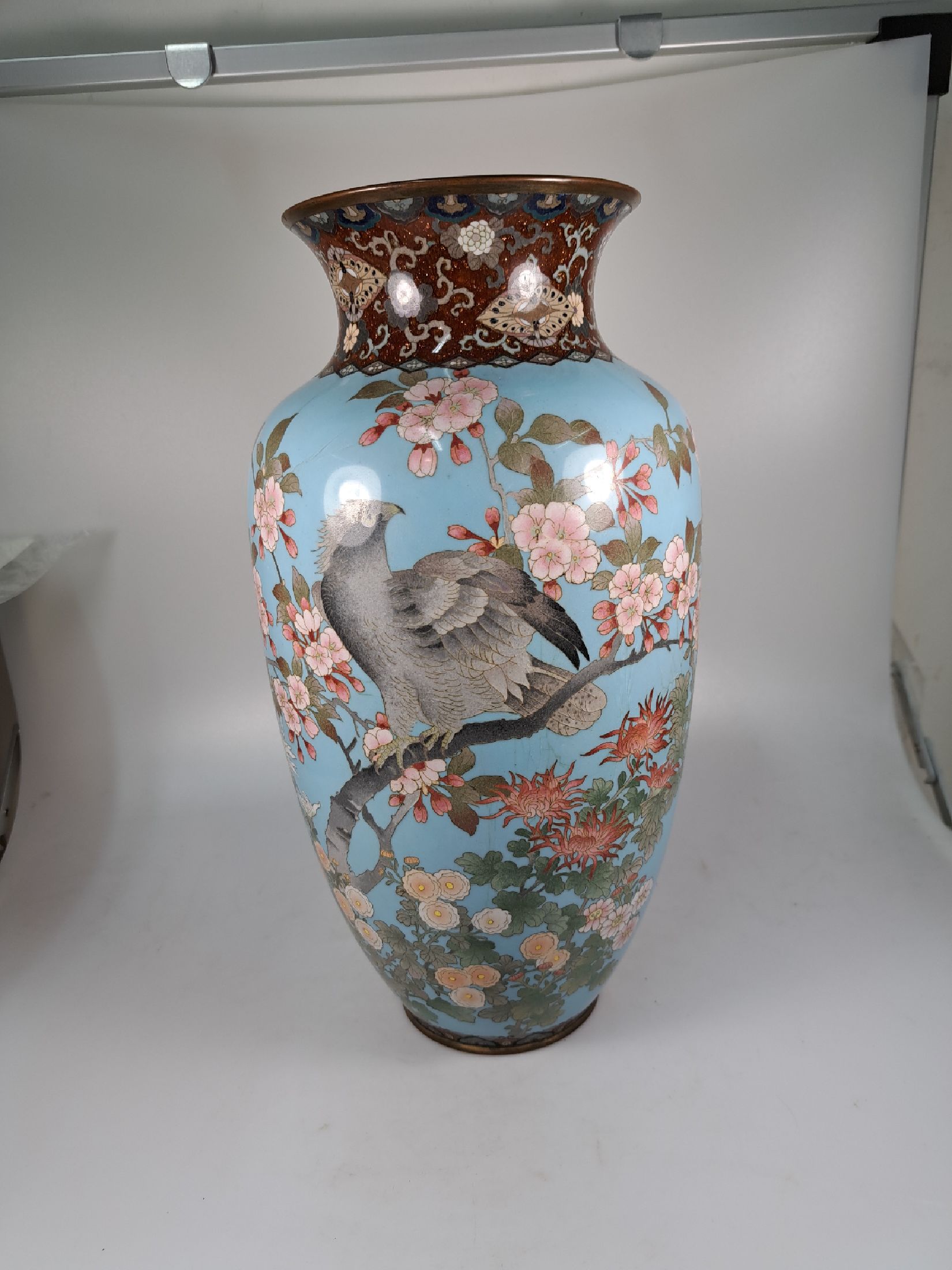 Detail a: Große Cloisonné-Vase, Japan, Meiji-Zeit, nach 1880/81, Bronzekorpus mit ausgestellter Mündung und Standring, Grund und Konteremail hell ...