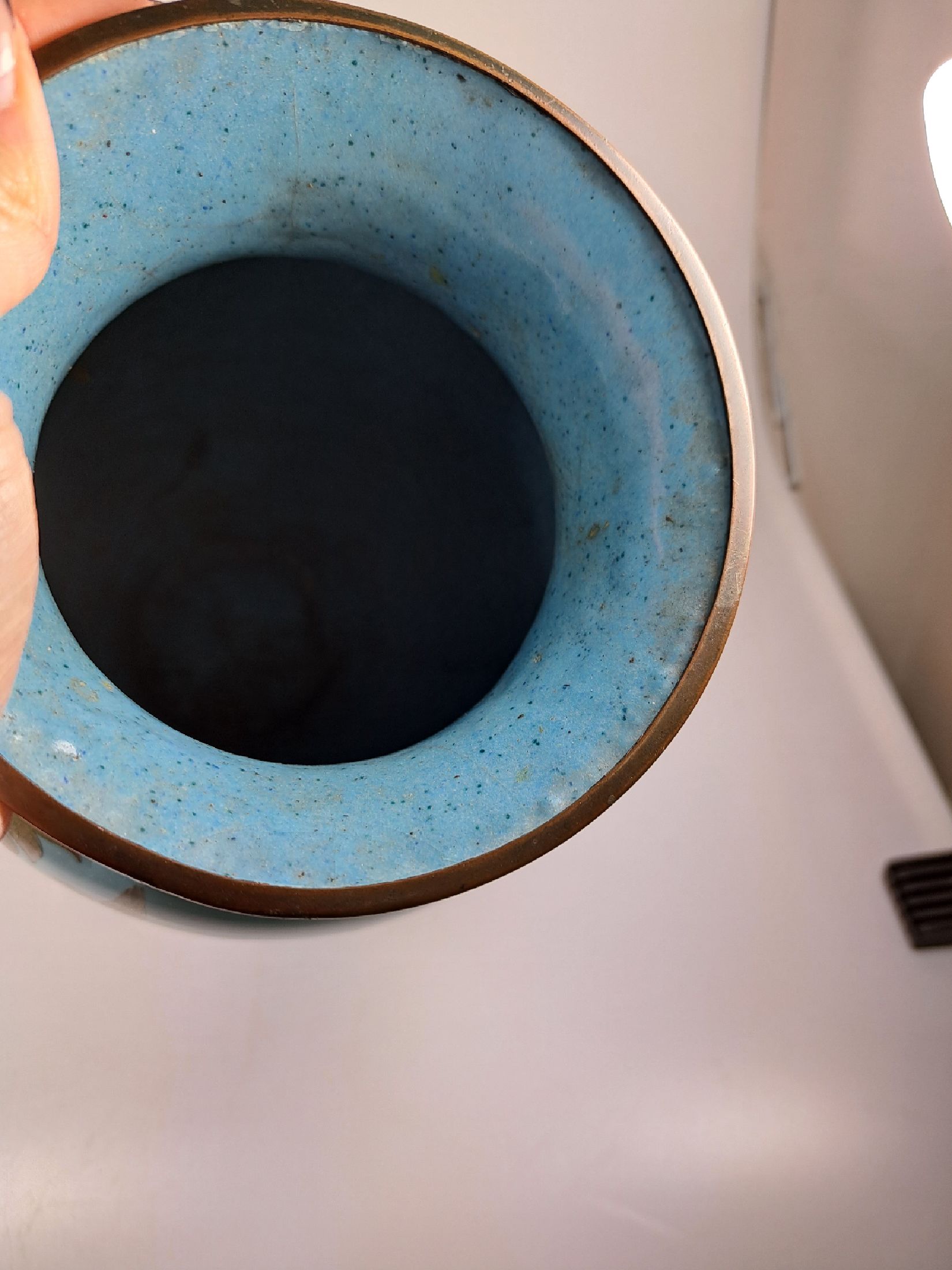 Detail b: Große Cloisonné-Vase, Japan, Meiji-Zeit, nach 1880/81, Bronzekorpus mit ausgestellter Mündung und Standring, Grund und Konteremail hell ...