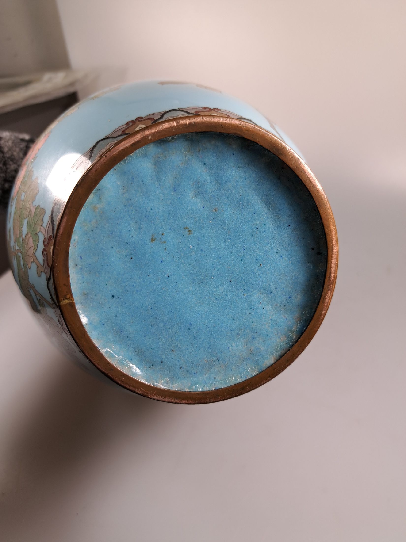 Detail c: Große Cloisonné-Vase, Japan, Meiji-Zeit, nach 1880/81, Bronzekorpus mit ausgestellter Mündung und Standring, Grund und Konteremail hell ...