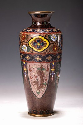 Image 26518229 - Cloisonné vase, probably Inaba Cloisonne Company, Japan, around 1890, Chinese cloisonnédecor, surrounding 5 coat of arms-shaped cartouches with alternating depictions of dragons and Ho-O-birds, above them a wide border with ornamental tendril and flower motifs, use of tea-goldstone and Aventurine enamel, brass fittings, traces of age, H. 16cm
