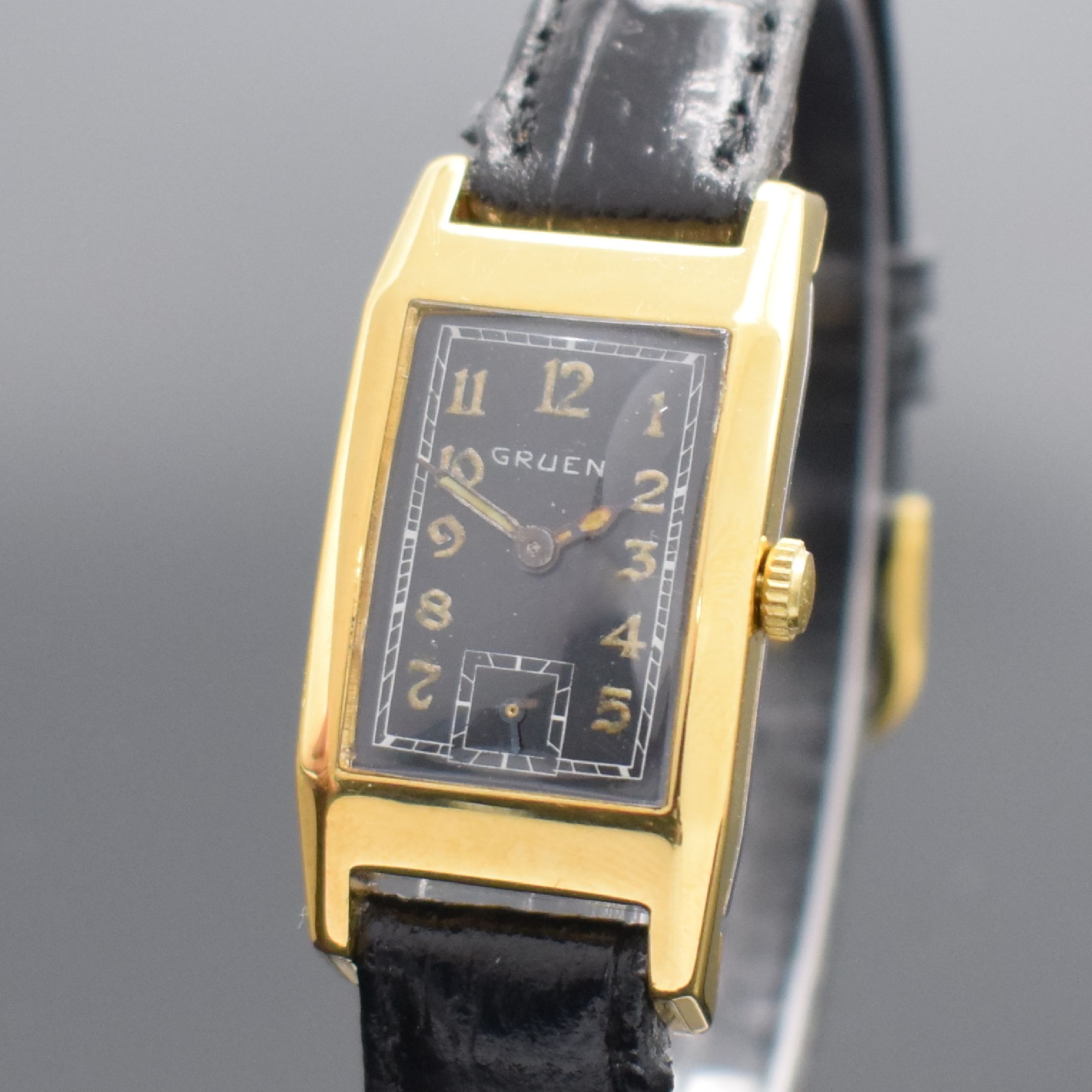 Detail a: GRUEN Herrenarmbanduhr Referenz 258 / 501, Schweiz/USA um 1937, Handaufzug, 2-teil. Metallgeh. m. Goldauflage, in sich gewölbt, Edelstahlboden ...