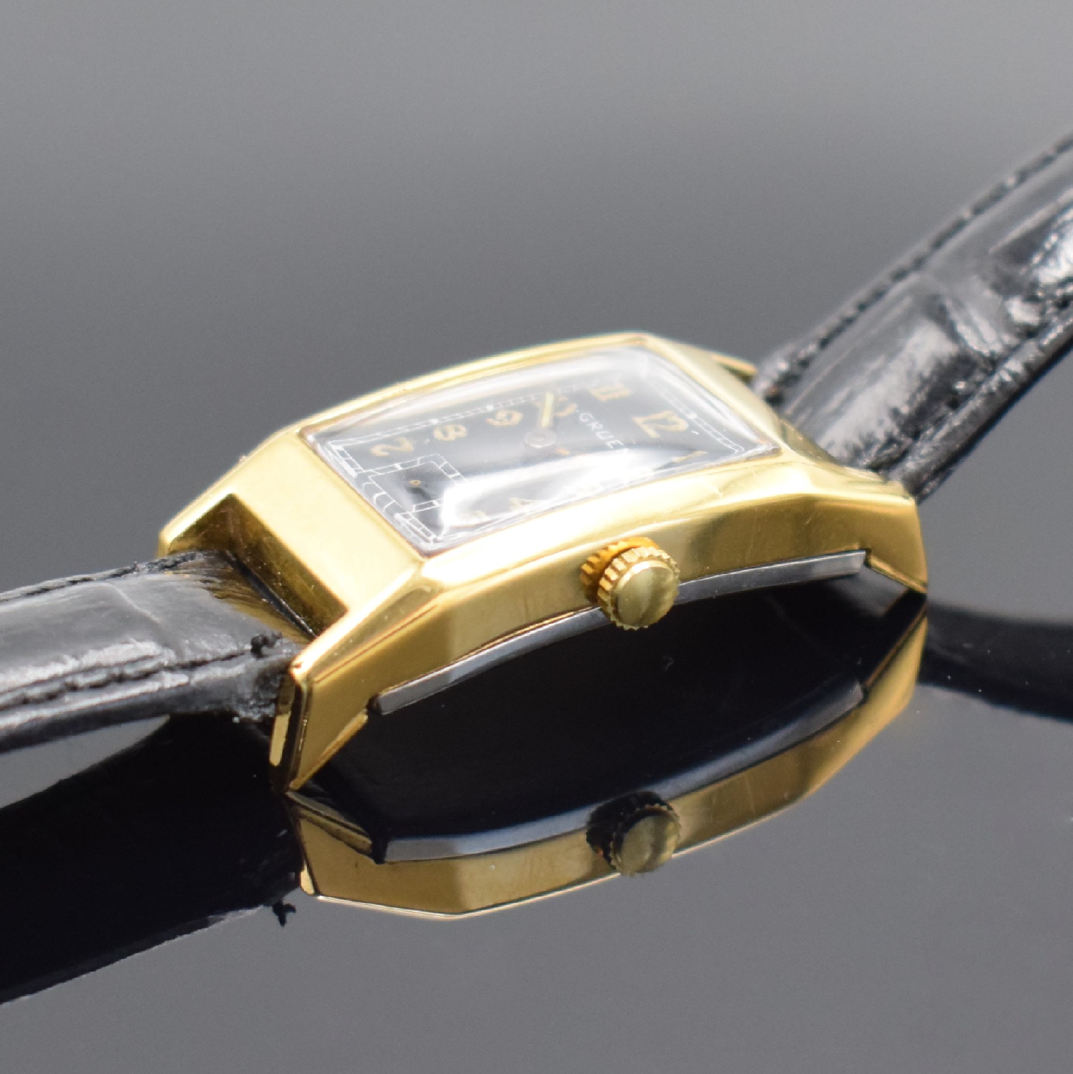 Detail b: GRUEN Herrenarmbanduhr Referenz 258 / 501, Schweiz/USA um 1937, Handaufzug, 2-teil. Metallgeh. m. Goldauflage, in sich gewölbt, Edelstahlboden ...