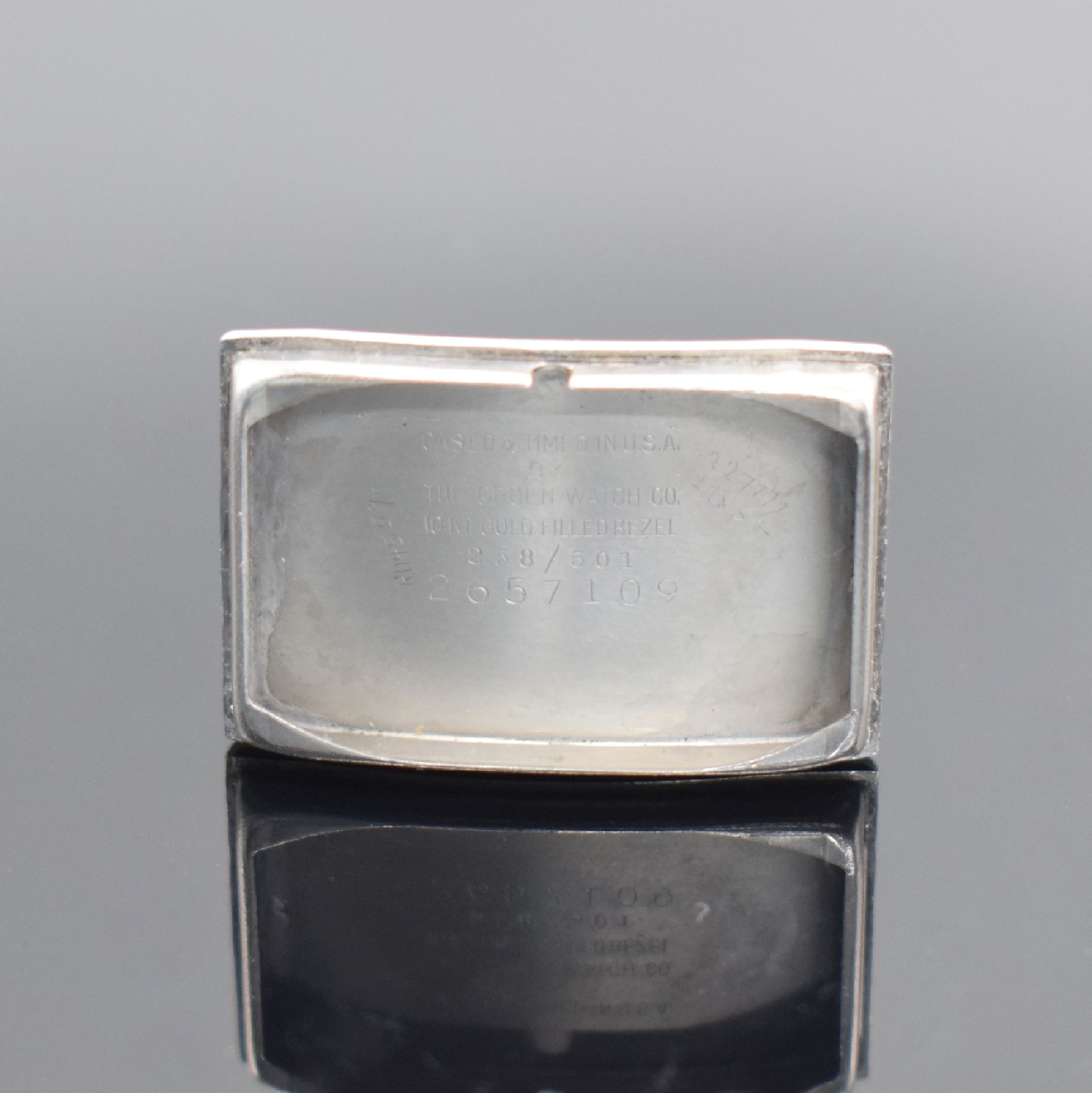 Detail e: GRUEN Herrenarmbanduhr Referenz 258 / 501, Schweiz/USA um 1937, Handaufzug, 2-teil. Metallgeh. m. Goldauflage, in sich gewölbt, Edelstahlboden ...