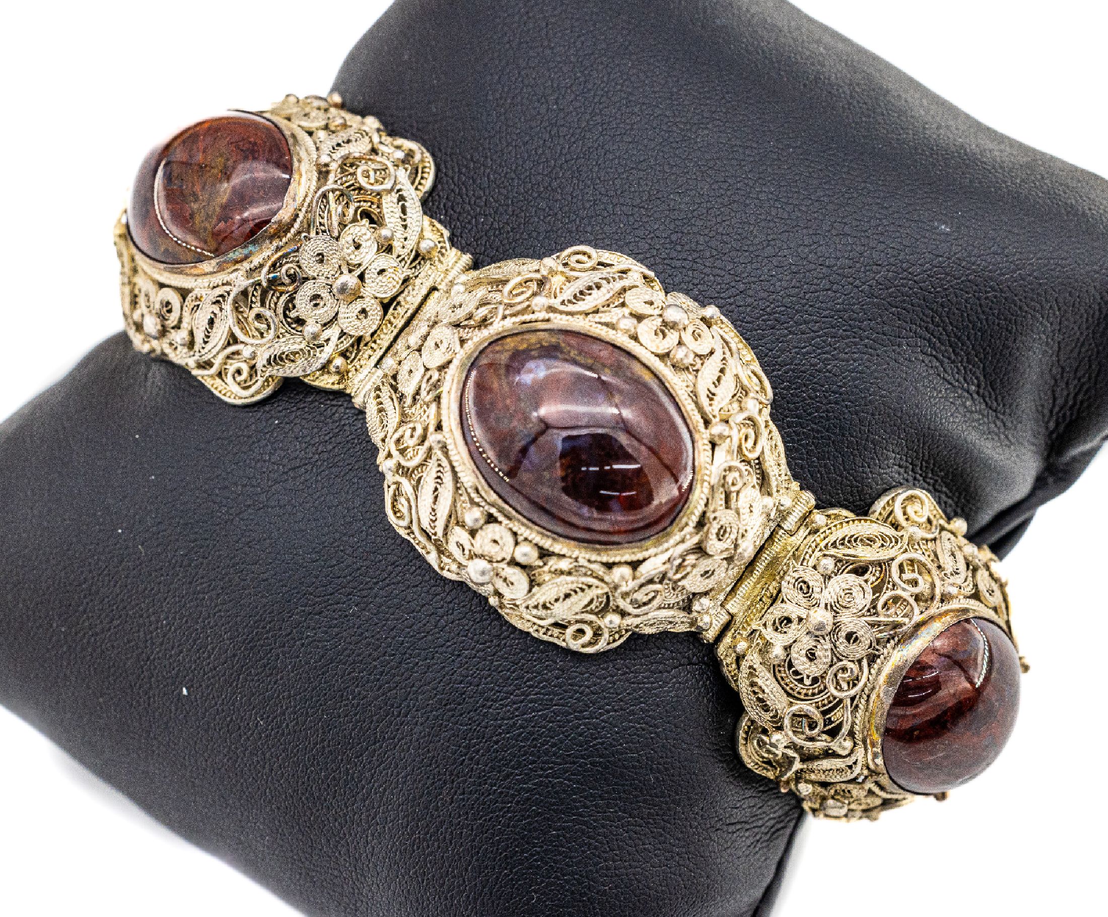 Farbstein-Armband, Silber gepr., China 1950/60er Jahre, aufwändige Filigranarbeit, 5 einzelne Glieder, 3 Pietersit-Cabochons, L. ca. 18 cm, ...