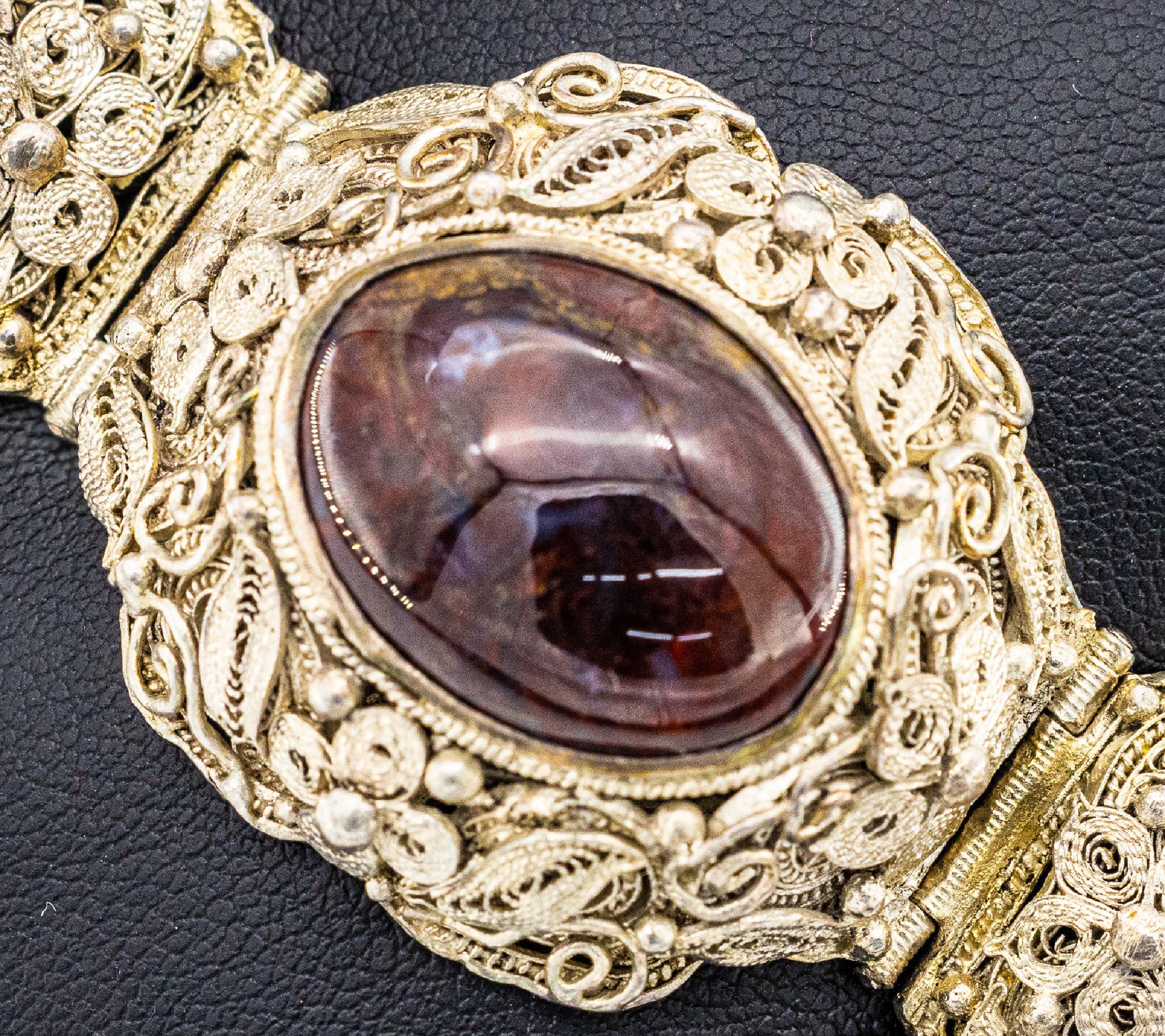 Detail a: Farbstein-Armband, Silber gepr., China 1950/60er Jahre, aufwändige Filigranarbeit, 5 einzelne Glieder, 3 Pietersit-Cabochons, L. ca. 18 cm, ...