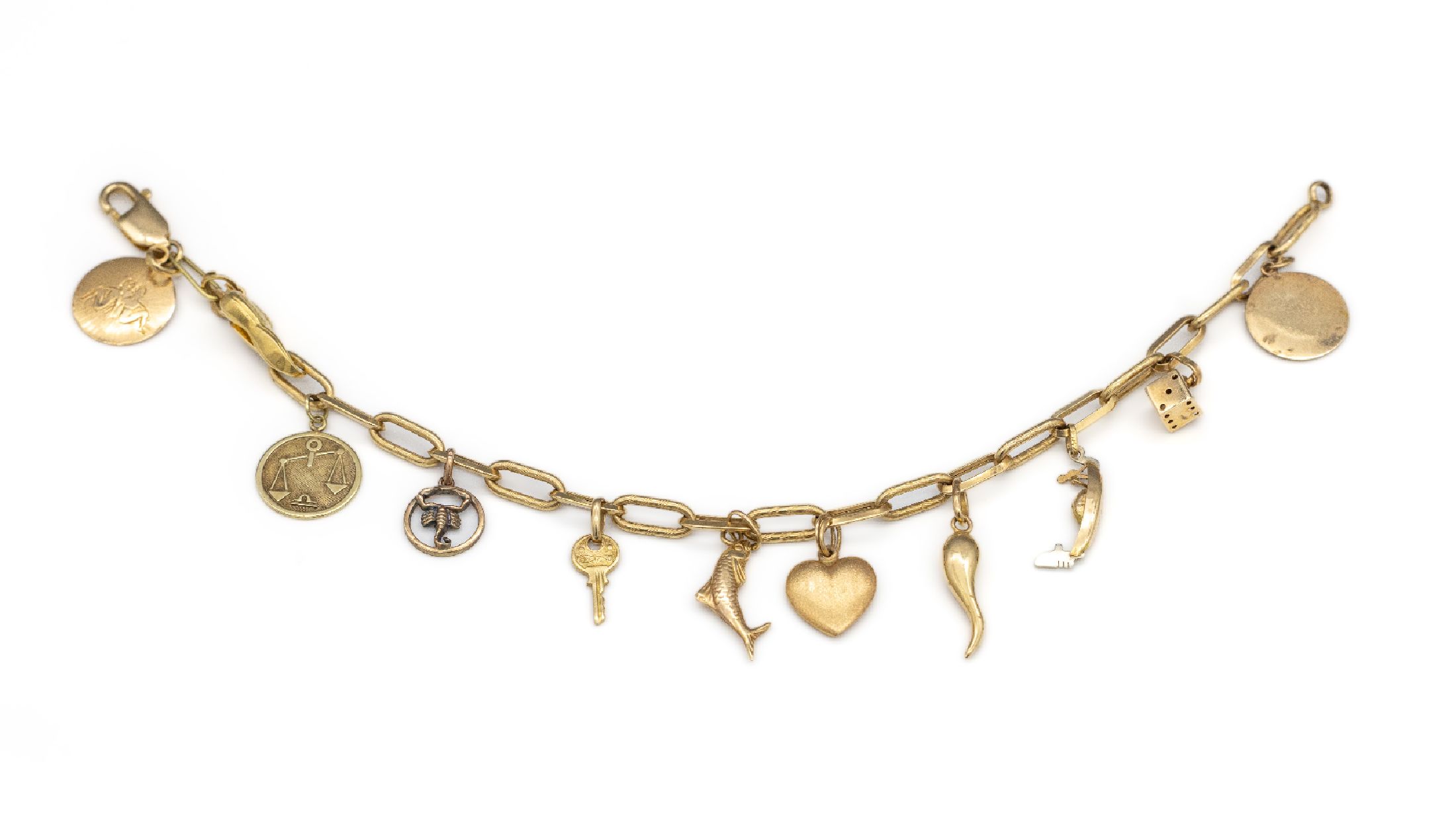 18 kt Gold Bettelarmband, GG 750/000, gepr., Karabinerschließe 8 kt Gold, GG 333/000, 11 versch. Anhänger 8 kt und 18 kt Gold, u.a. Würfel, ...