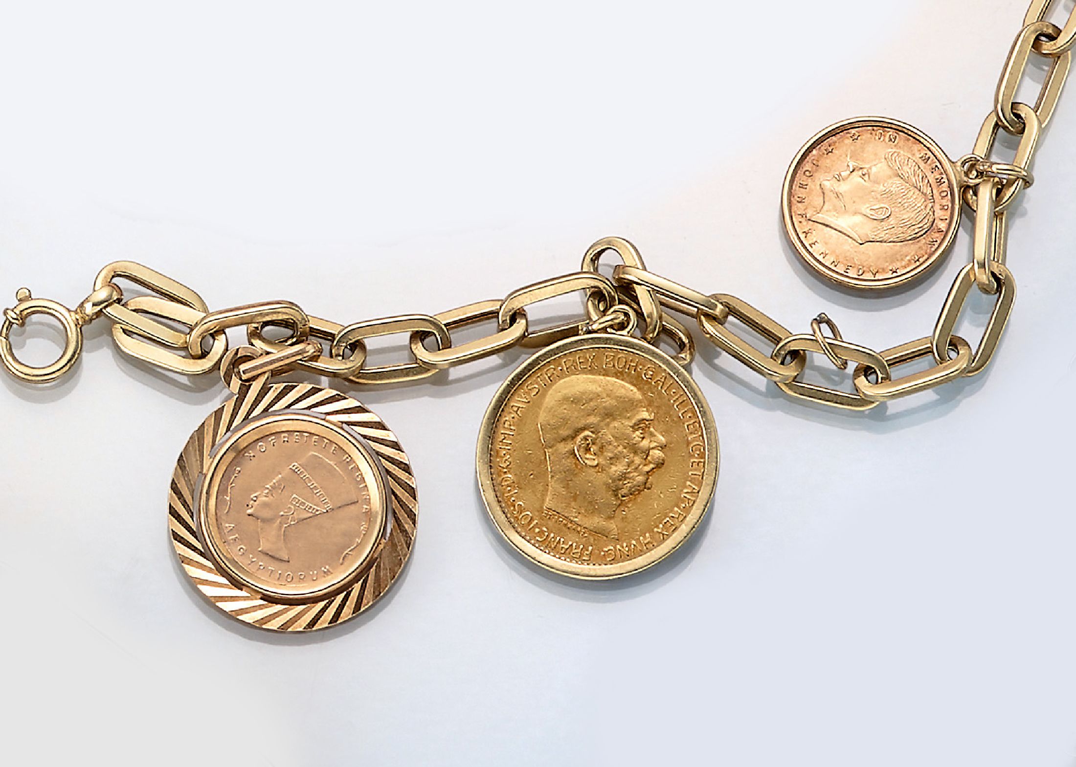 14 kt Gold Münzarmband, GG 585/000, längliche Glieder, 3 abgehängte Münzen/Medaillen, 1 x In Memoriam John F. Kennedy, 1 x 20 Kronen, ...