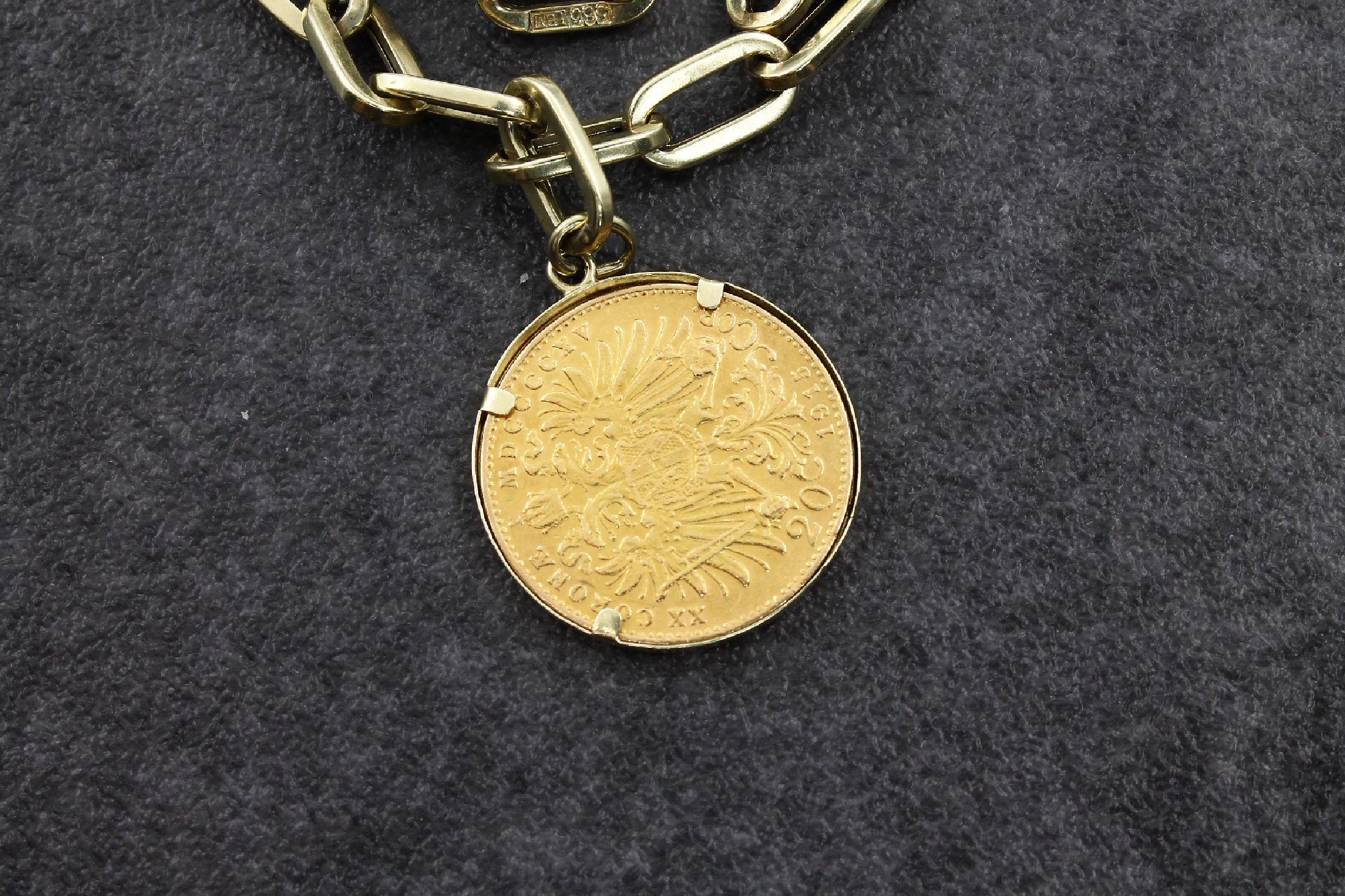 Detail a: 14 kt Gold Münzarmband, GG 585/000, längliche Glieder, 3 abgehängte Münzen/Medaillen, 1 x In Memoriam John F. Kennedy, 1 x 20 Kronen, ...