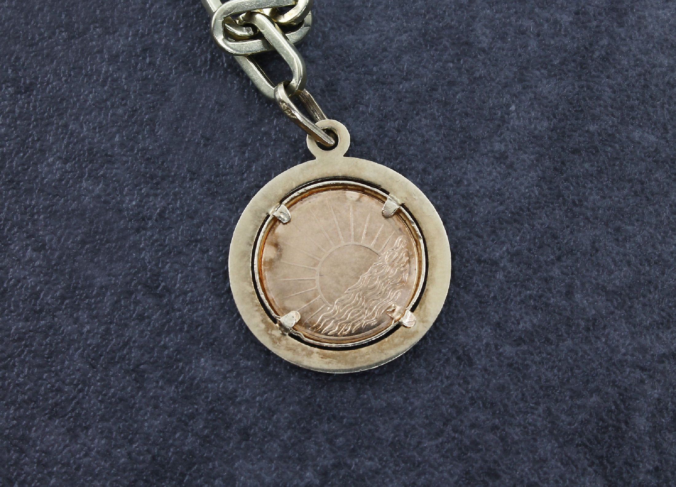 Detail b: 14 kt Gold Münzarmband, GG 585/000, längliche Glieder, 3 abgehängte Münzen/Medaillen, 1 x In Memoriam John F. Kennedy, 1 x 20 Kronen, ...