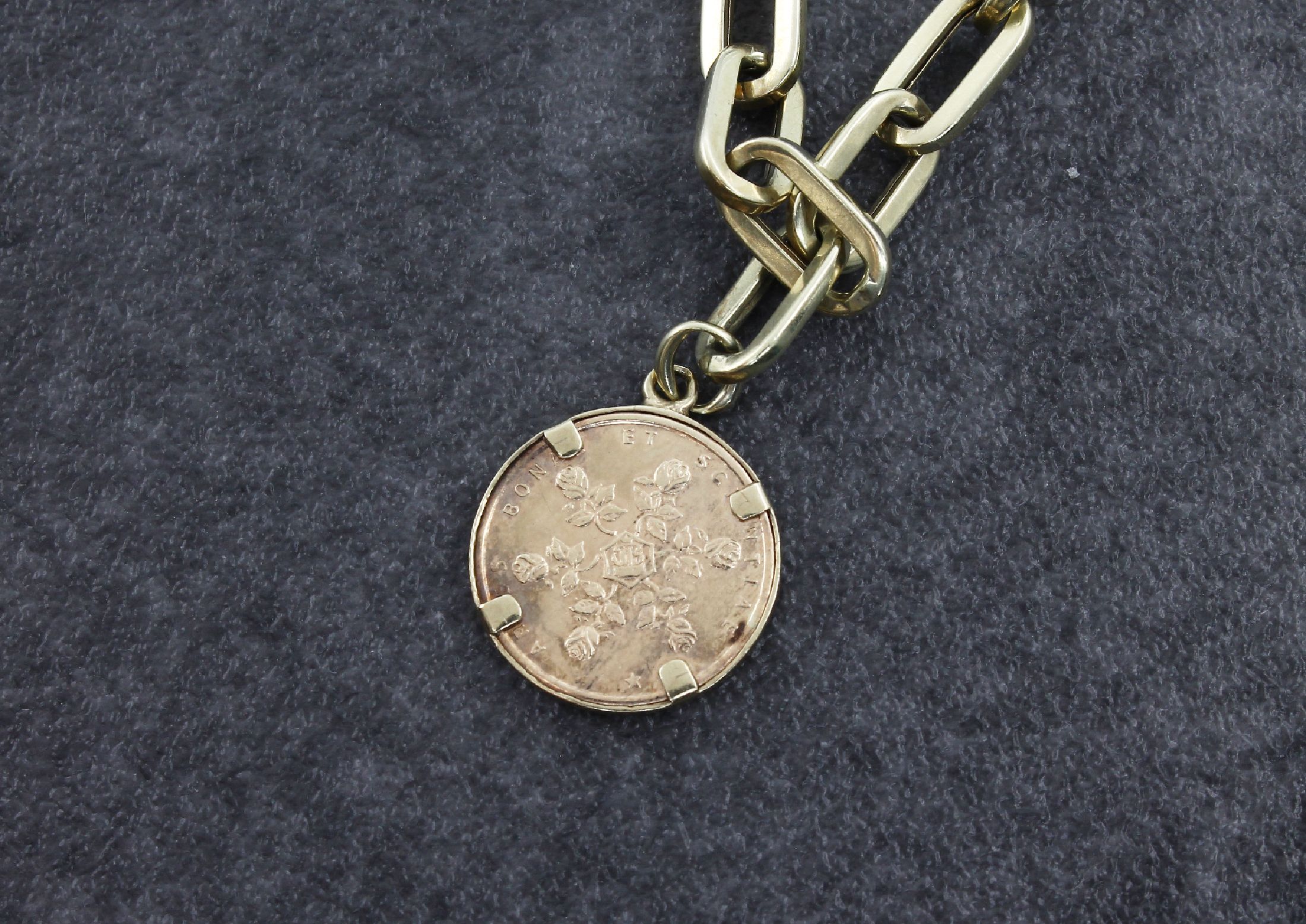 Detail c: 14 kt Gold Münzarmband, GG 585/000, längliche Glieder, 3 abgehängte Münzen/Medaillen, 1 x In Memoriam John F. Kennedy, 1 x 20 Kronen, ...