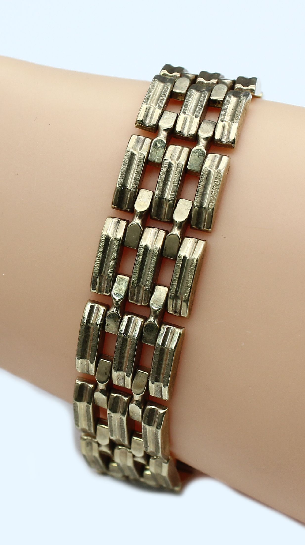8 kt Gold Armband, GG 333/000, Backsteinoptik, L. ca. 20.5 cm, Kastenschloß mit 2 Sicherheitsachten, ca. 32.0 g