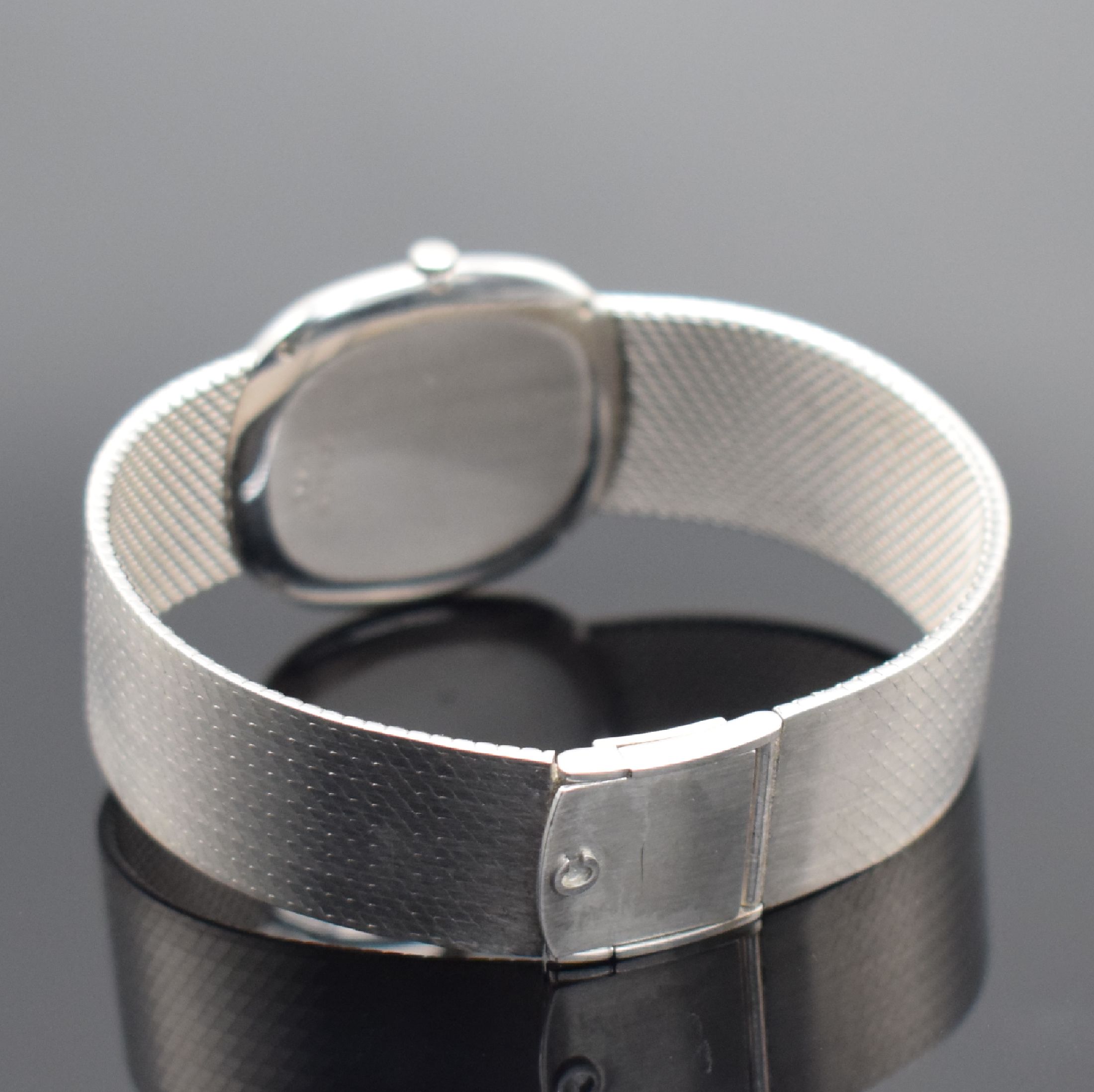 Detail b: CHOPARD Herrenarmbanduhr in WG 750/000 Referenz 2152, Schweiz verk. lt. beil. Garantie 09/1980, quarz, Milanaiseband, Boden 4-fach verschr., graues ...