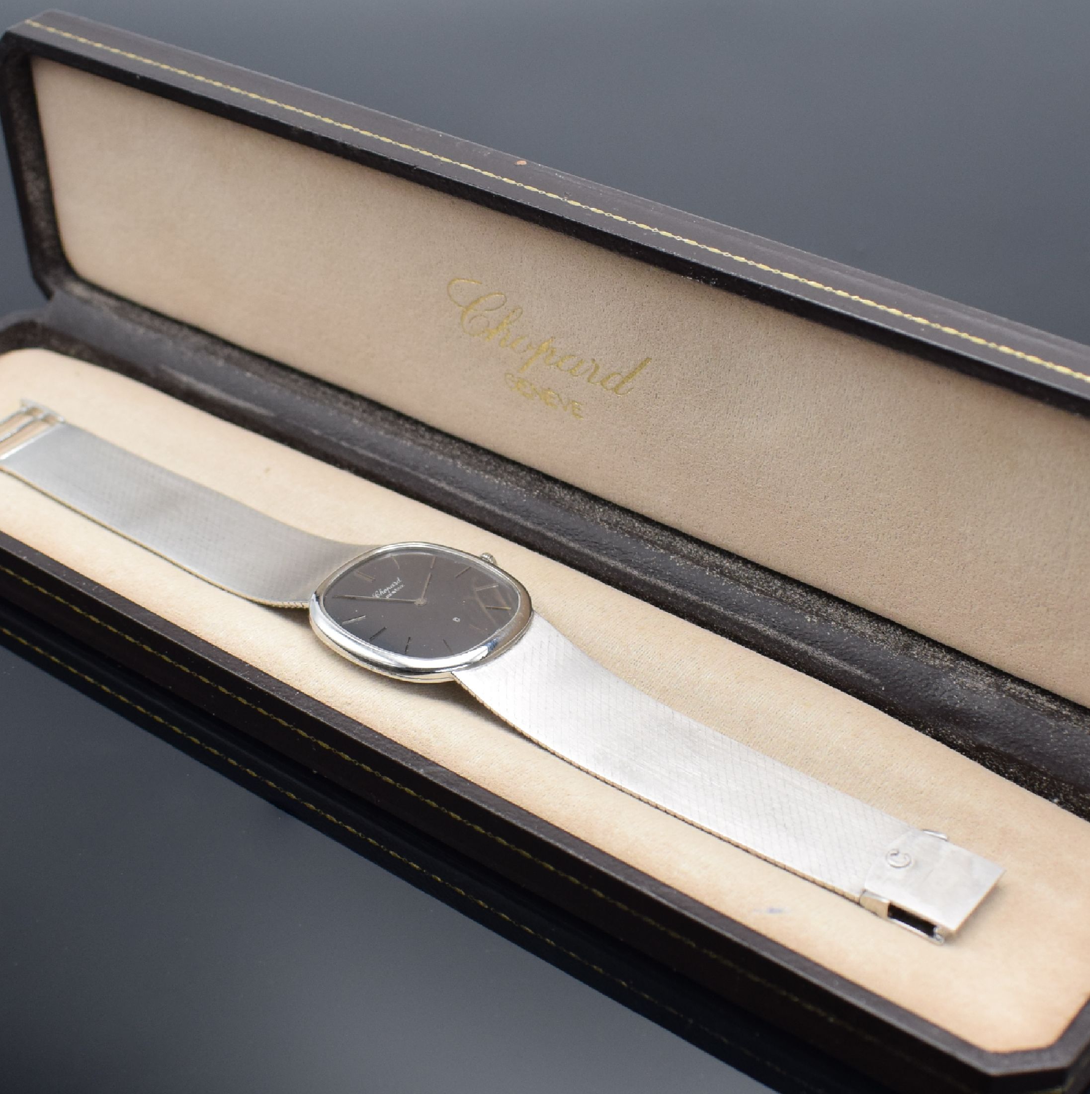 Detail g: CHOPARD Herrenarmbanduhr in WG 750/000 Referenz 2152, Schweiz verk. lt. beil. Garantie 09/1980, quarz, Milanaiseband, Boden 4-fach verschr., graues ...
