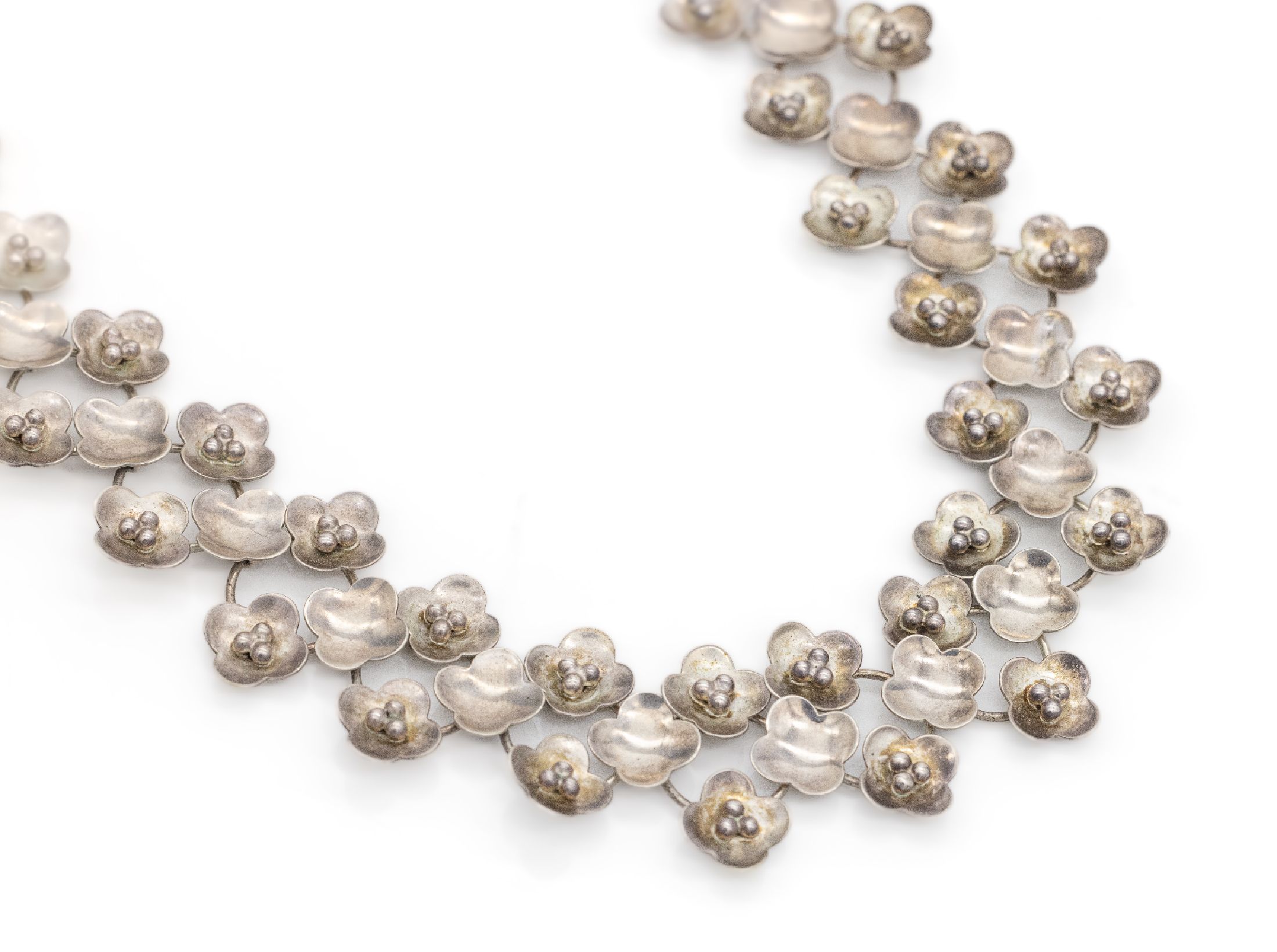 Blütencollier, deutsch 1930er Jahre, 800er Silber, einzelne Blüten auf Ringe gelötet, mit Ösen verbunden, ausgefallen, L ca. 45 - 50cm