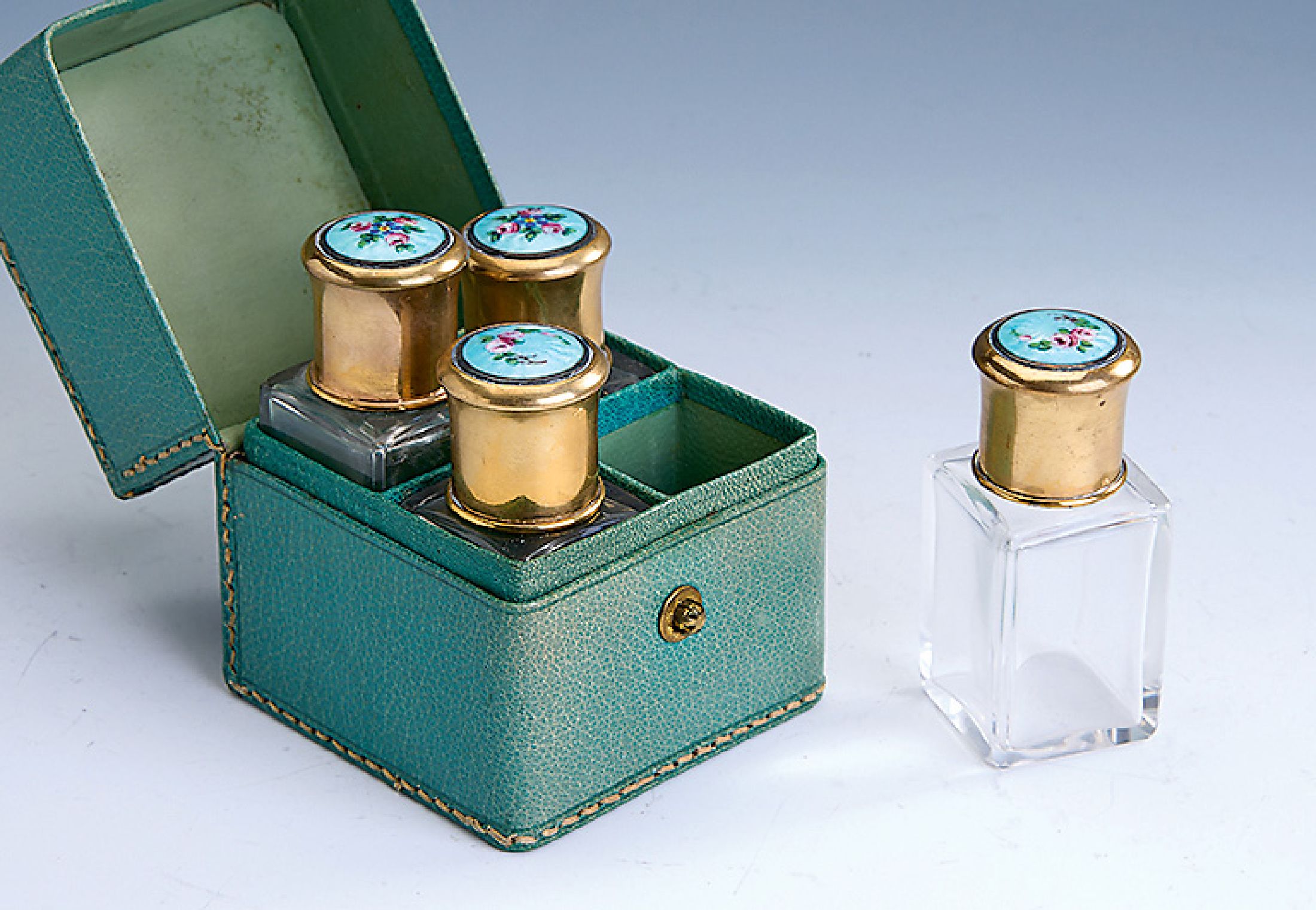 4-teiliges Reiseflakonset 1930/40er Jahre, 4 Glasflakons mit orig. Glasstöpseln, zusätzl.Schraubverschluß, Montur Metall vergoldet, Deckel ...