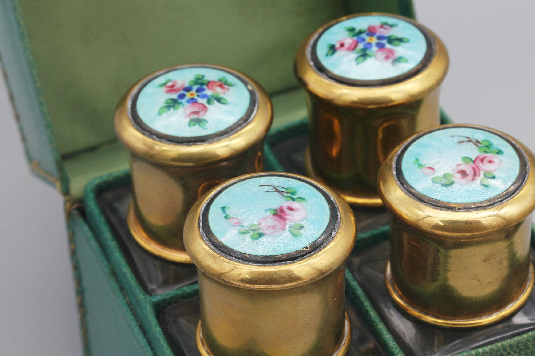 Detail a: 4-teiliges Reiseflakonset 1930/40er Jahre, 4 Glasflakons mit orig. Glasstöpseln, zusätzl.Schraubverschluß, Montur Metall vergoldet, Deckel ...