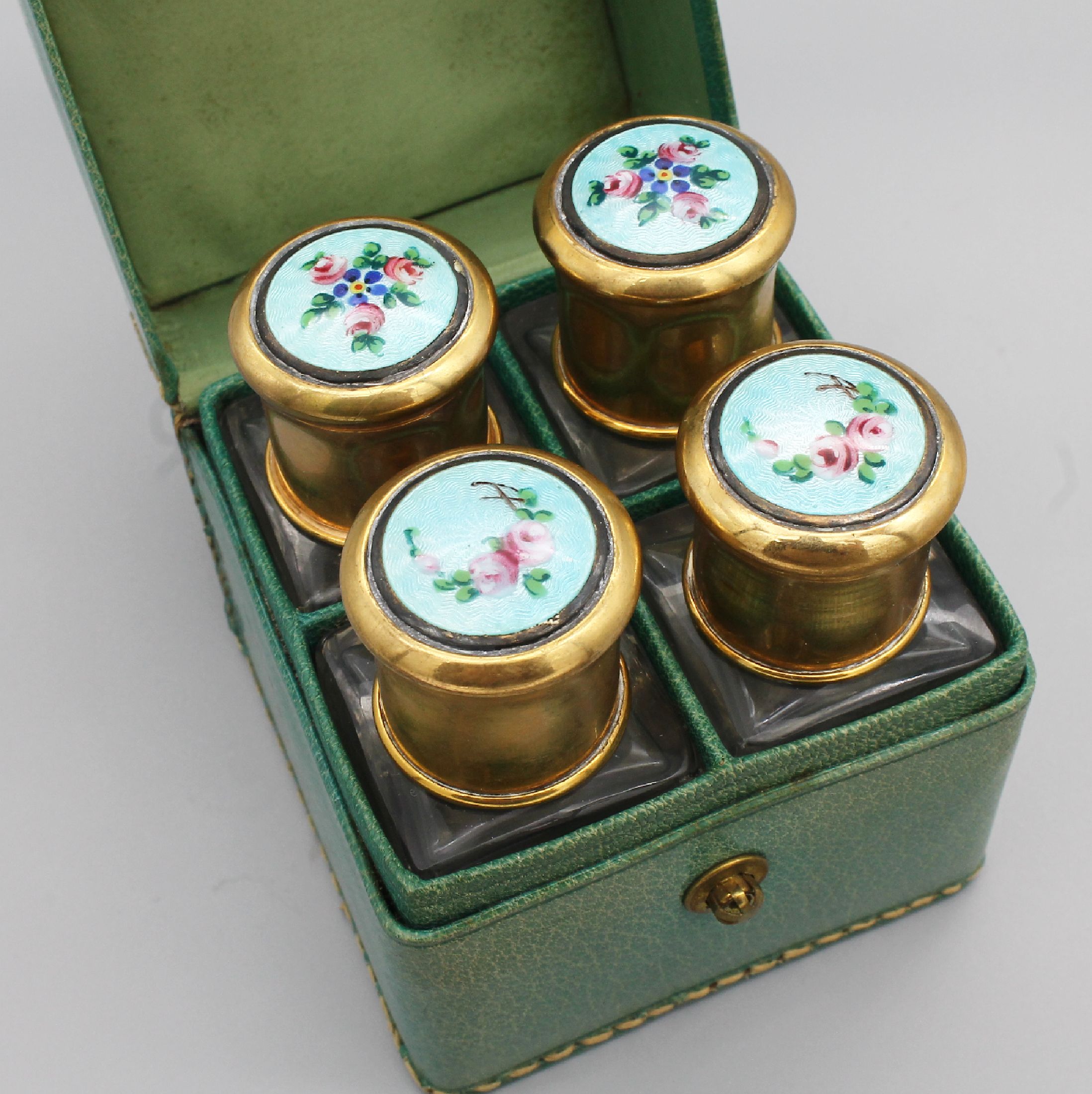 Detail b: 4-teiliges Reiseflakonset 1930/40er Jahre, 4 Glasflakons mit orig. Glasstöpseln, zusätzl.Schraubverschluß, Montur Metall vergoldet, Deckel ...