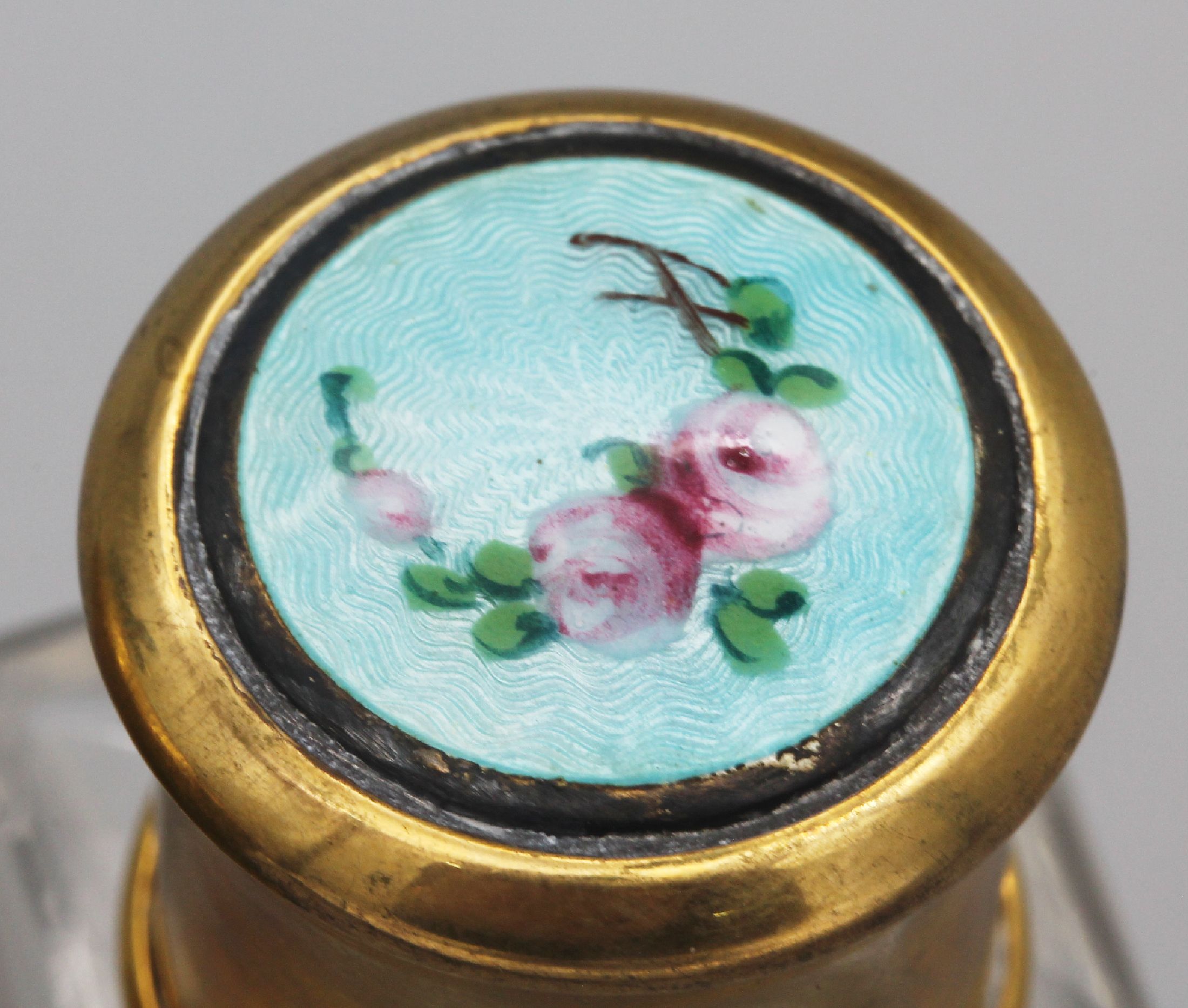 Detail c: 4-teiliges Reiseflakonset 1930/40er Jahre, 4 Glasflakons mit orig. Glasstöpseln, zusätzl.Schraubverschluß, Montur Metall vergoldet, Deckel ...