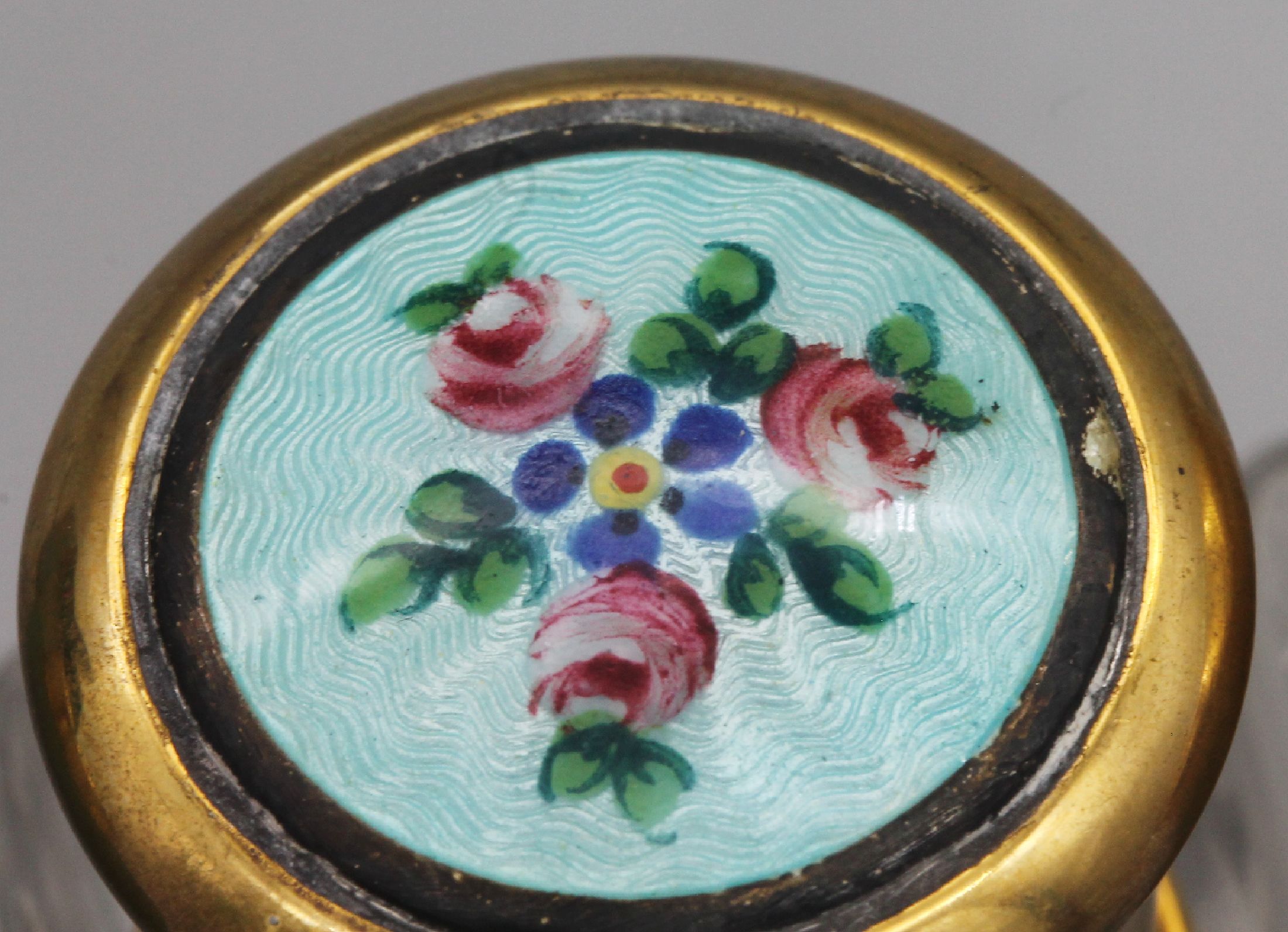 Detail d: 4-teiliges Reiseflakonset 1930/40er Jahre, 4 Glasflakons mit orig. Glasstöpseln, zusätzl.Schraubverschluß, Montur Metall vergoldet, Deckel ...