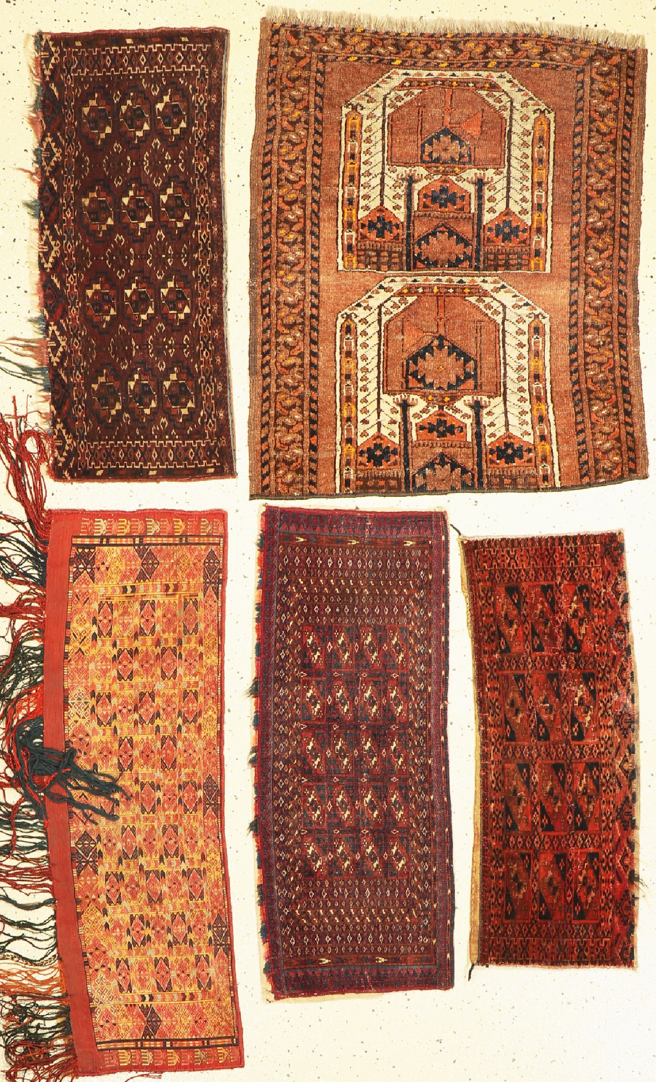 4 Torbas & 1 Fragment, Turkmenistan, um 1900, Wolle auf Wolle, ca. 104 x 33 cm, EHZ: 3