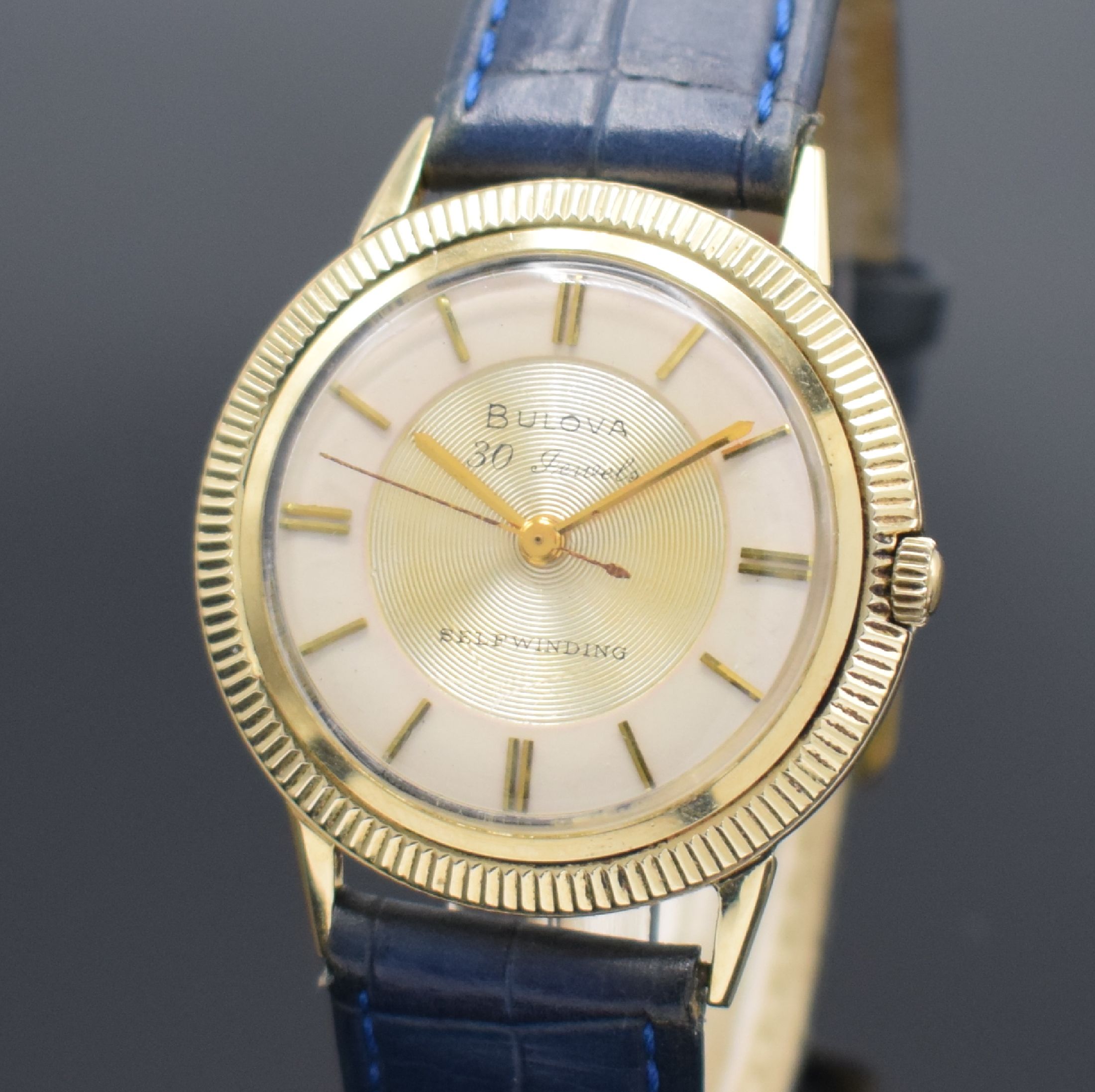 Detail a: BULOVA Self Winding Armbanduhr in GG 585/000, USA um 1960, Automatik, gedr. Geh. m. Riffel-Lünette, Boden m. Widmungsgrav., 1 Anstoß rep., ...