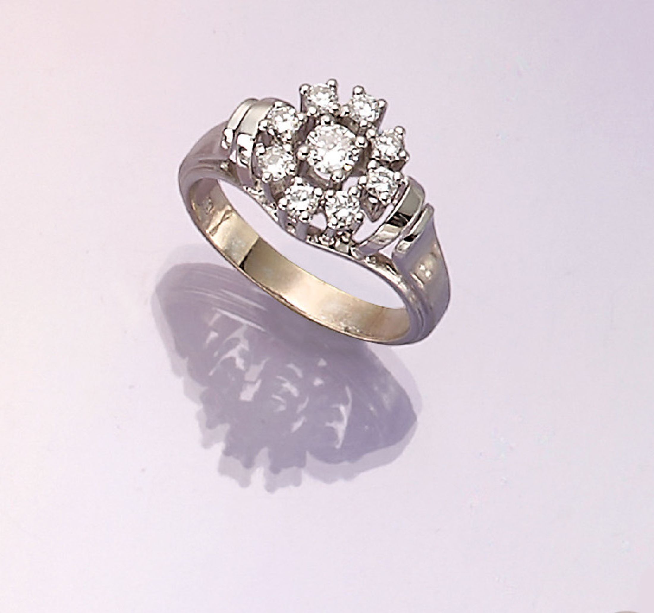 14 kt Gold Brillant-Ring, WG 585/000, 9 Brillanten zus. ca. 0.56 ct feines Weiß -Weiß/vs-si, ca. 5.2 g, RW 54